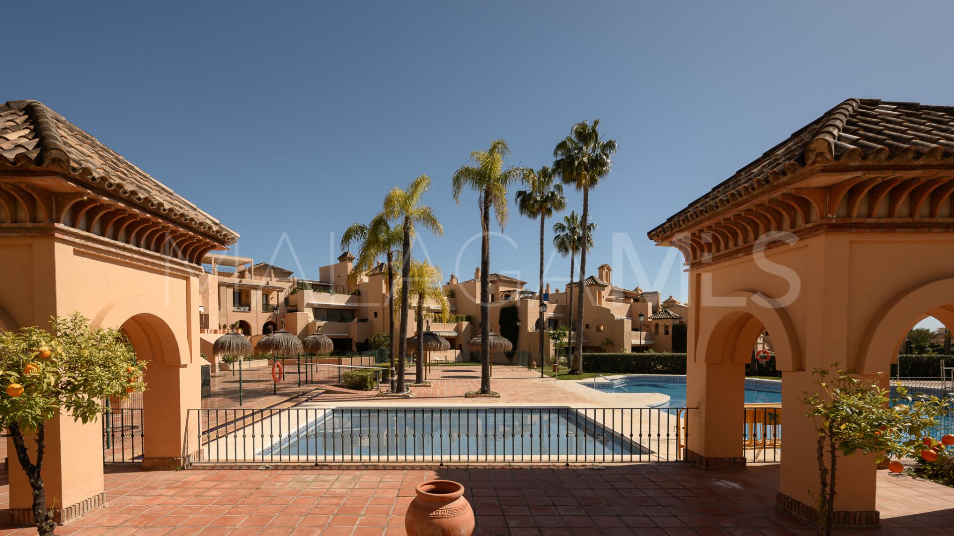 Buy ground floor apartment with 2 bedrooms in Benahavis