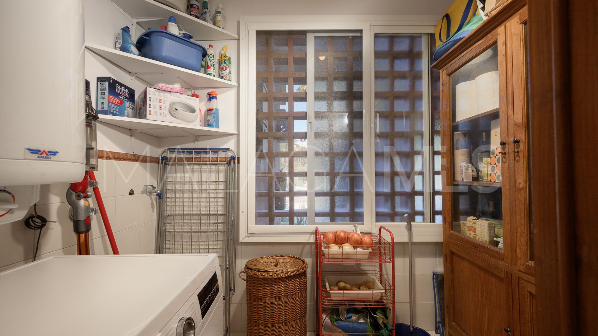 Buy ground floor apartment with 2 bedrooms in Benahavis