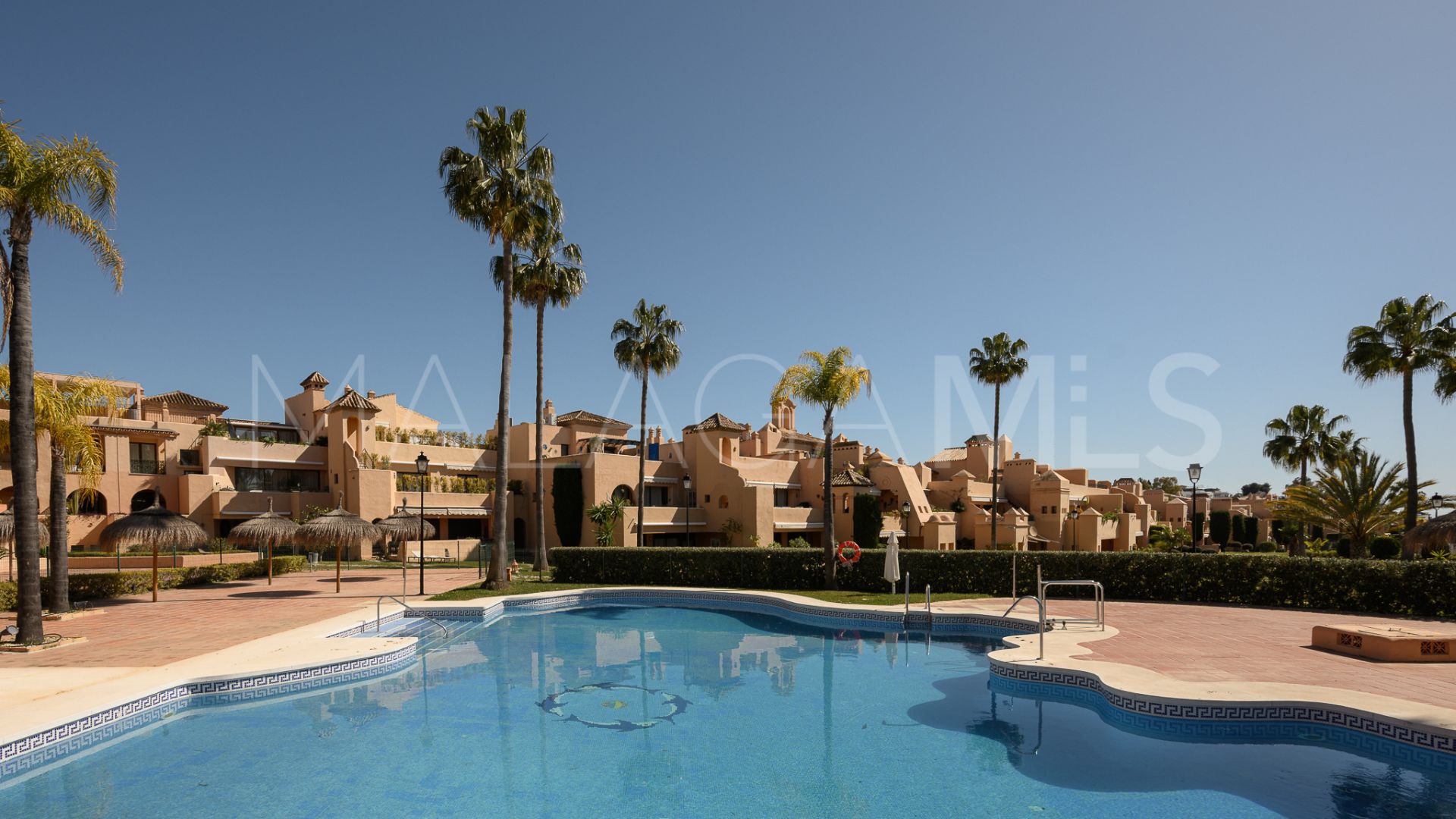 Buy ground floor apartment with 2 bedrooms in Benahavis