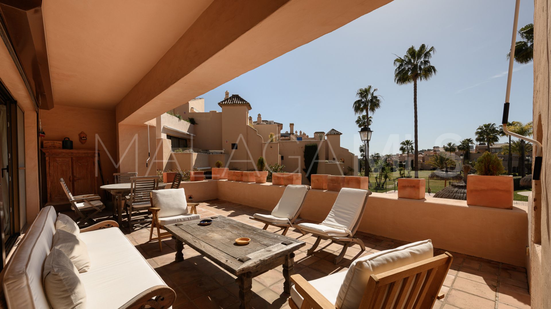 Buy ground floor apartment with 2 bedrooms in Benahavis