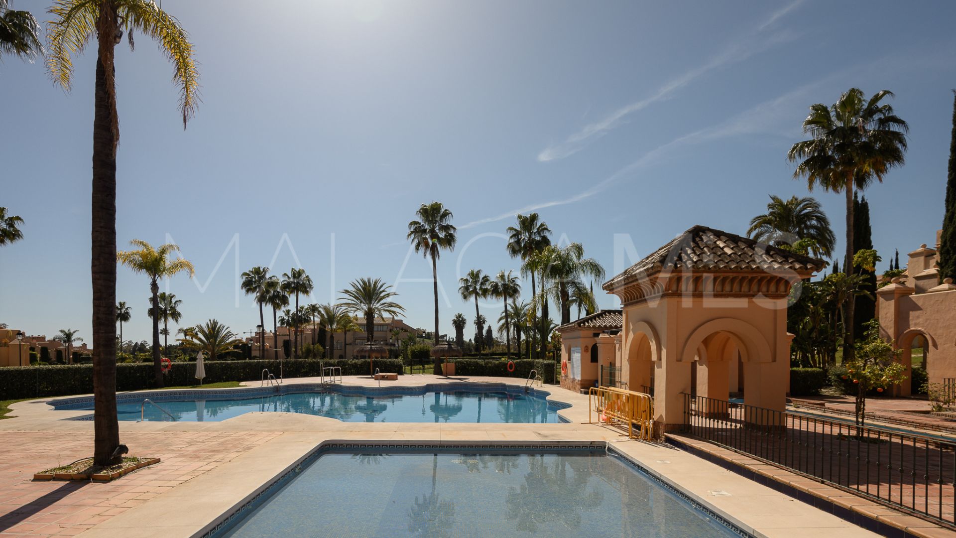 Buy ground floor apartment with 2 bedrooms in Benahavis