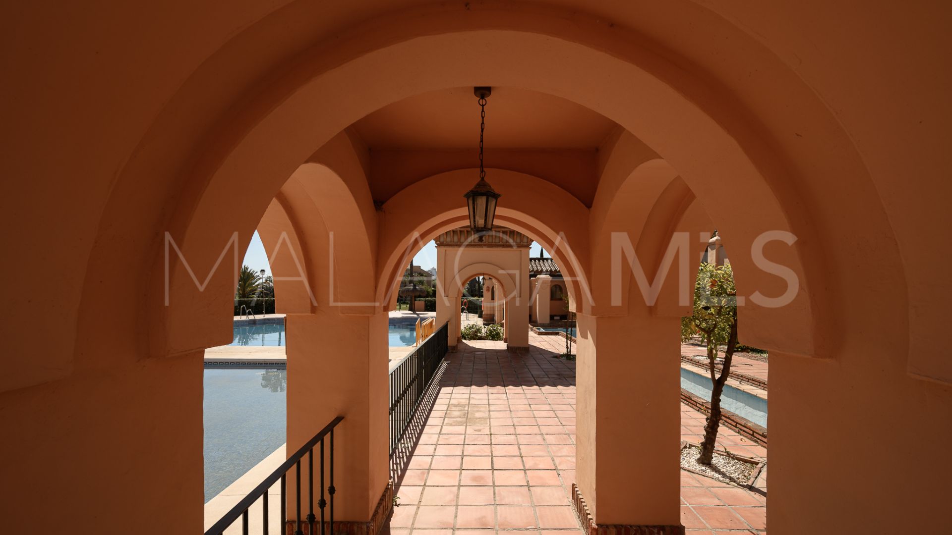 Buy ground floor apartment with 2 bedrooms in Benahavis
