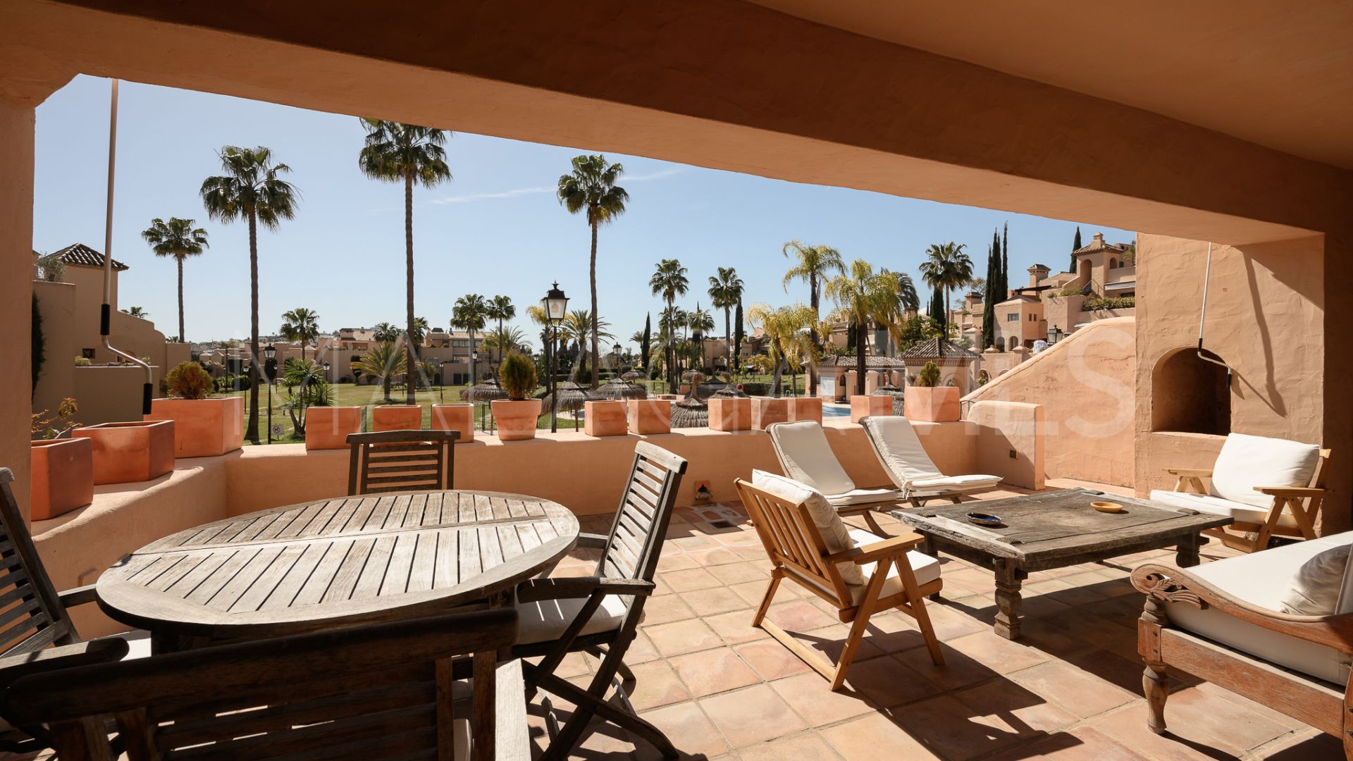 Buy ground floor apartment with 2 bedrooms in Benahavis