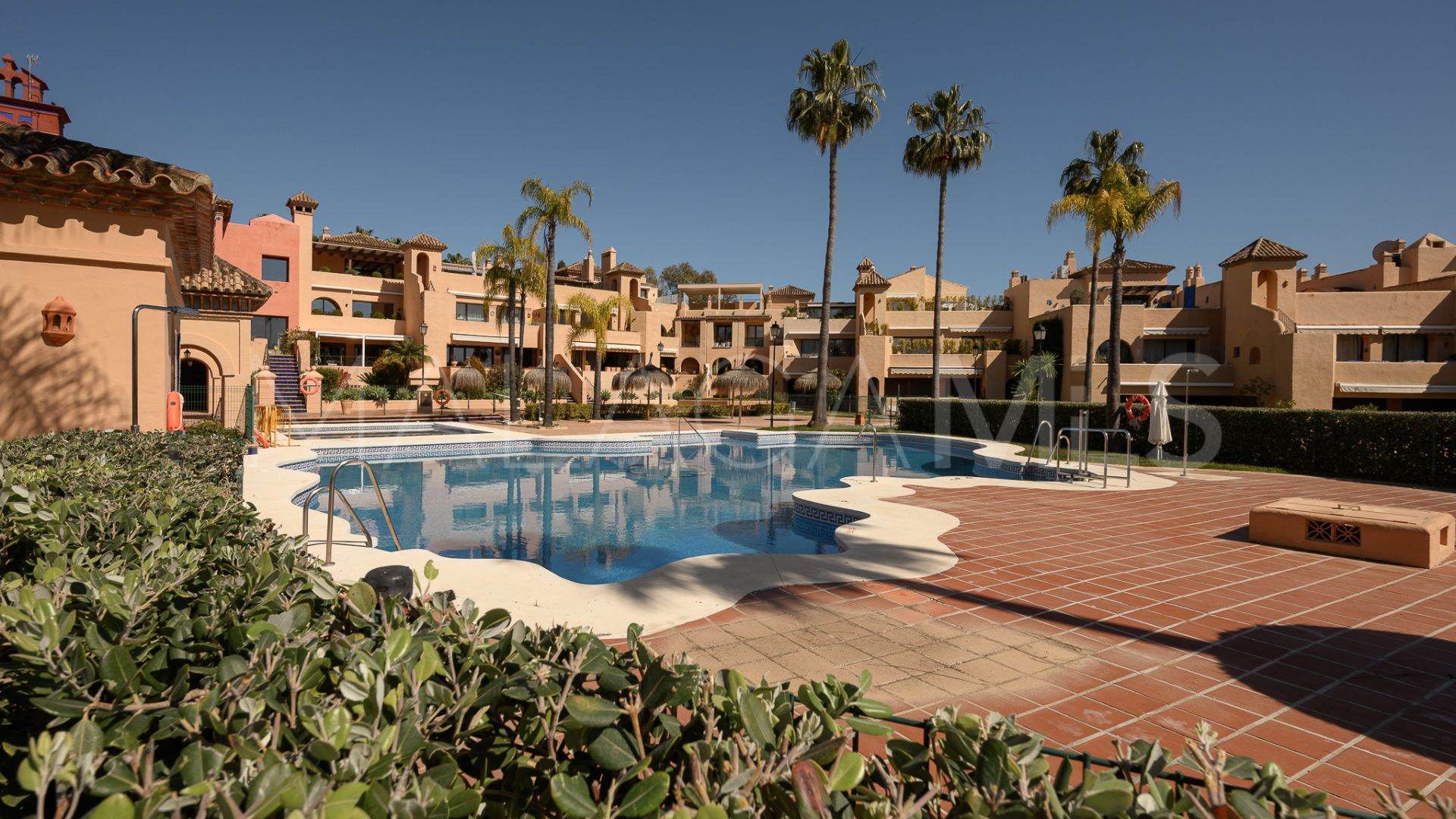 Buy ground floor apartment with 2 bedrooms in Benahavis