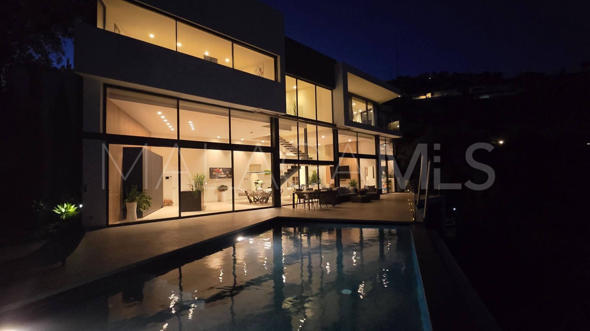 Buy villa with 4 bedrooms in Los Altos de Marbella