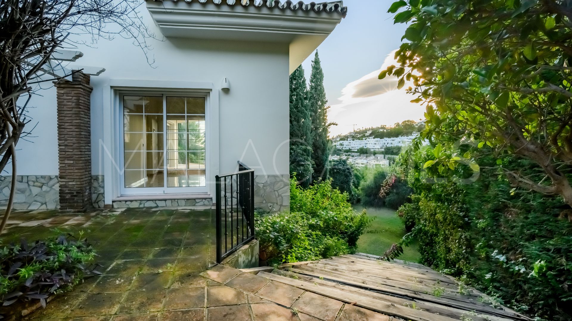 Buy villa in Nueva Andalucia