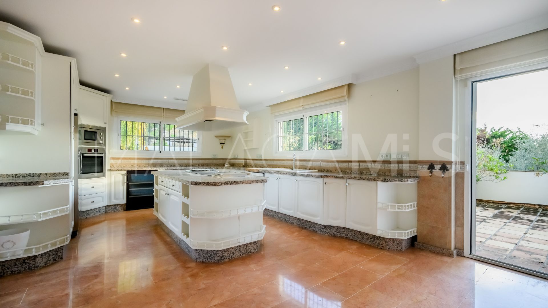 Buy villa in Nueva Andalucia