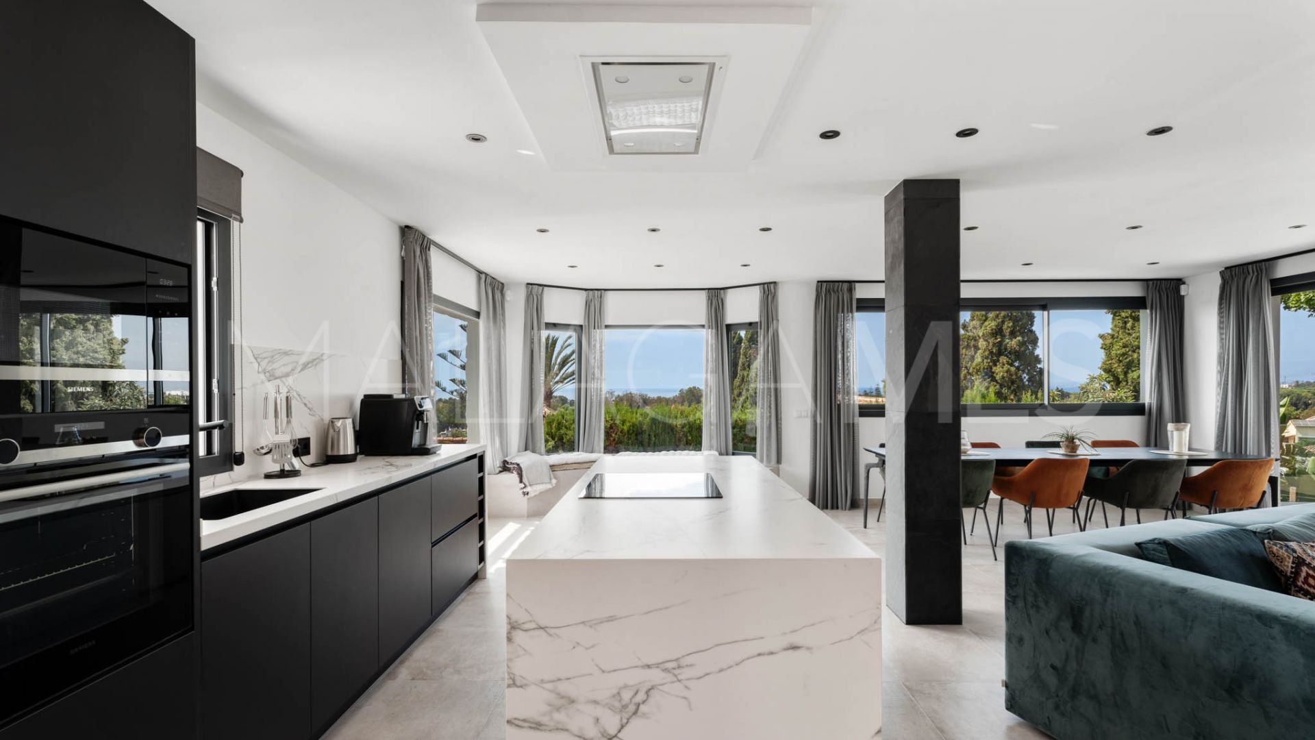 Villa for sale de 4 bedrooms in Elviria