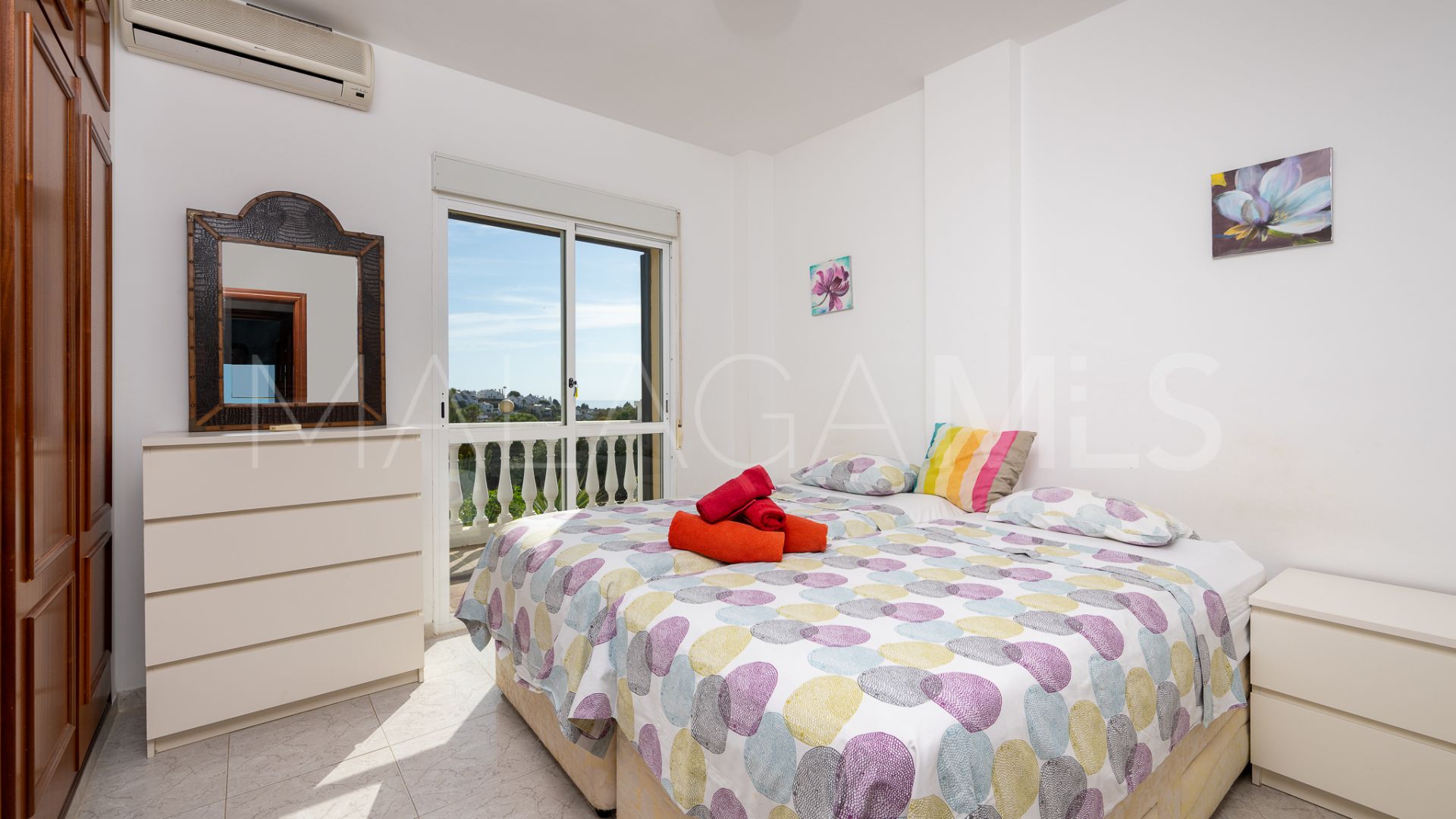 Buy town house with 4 bedrooms in Calahonda