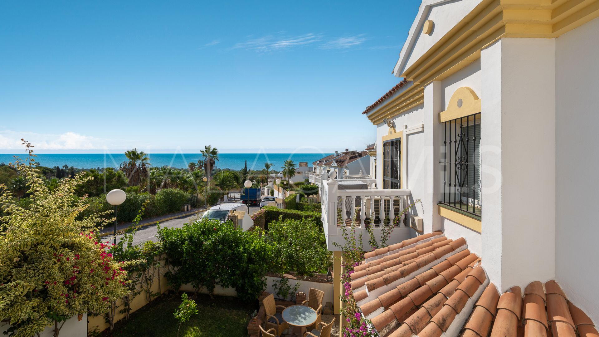 Buy town house with 4 bedrooms in Calahonda