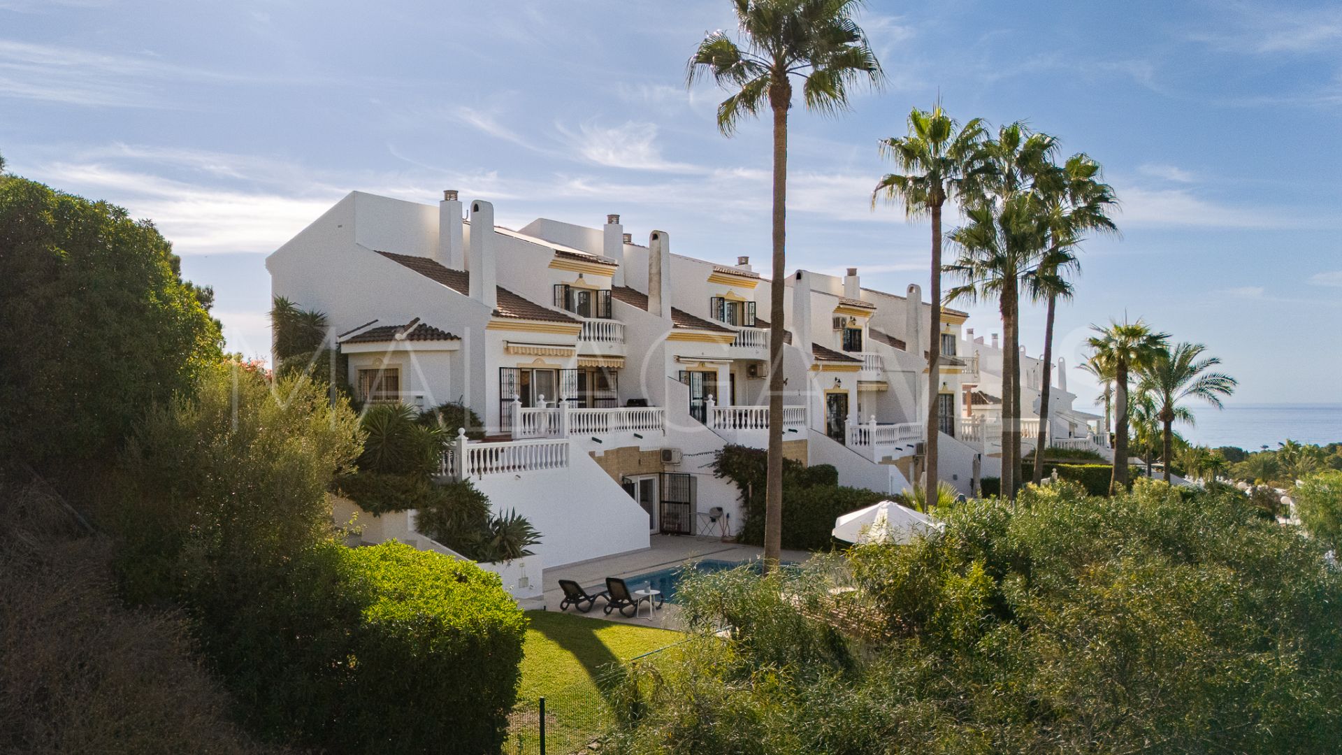 Buy town house with 4 bedrooms in Calahonda