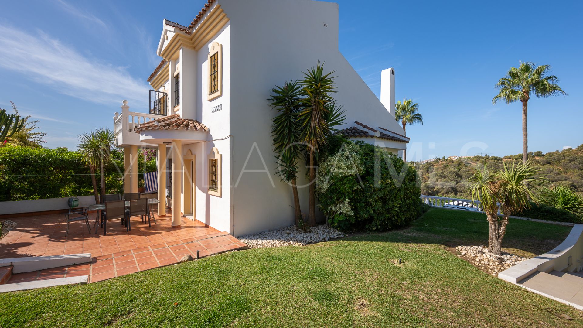 Buy town house with 4 bedrooms in Calahonda