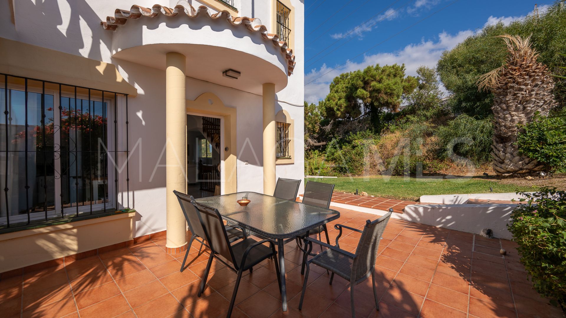 Buy town house with 4 bedrooms in Calahonda