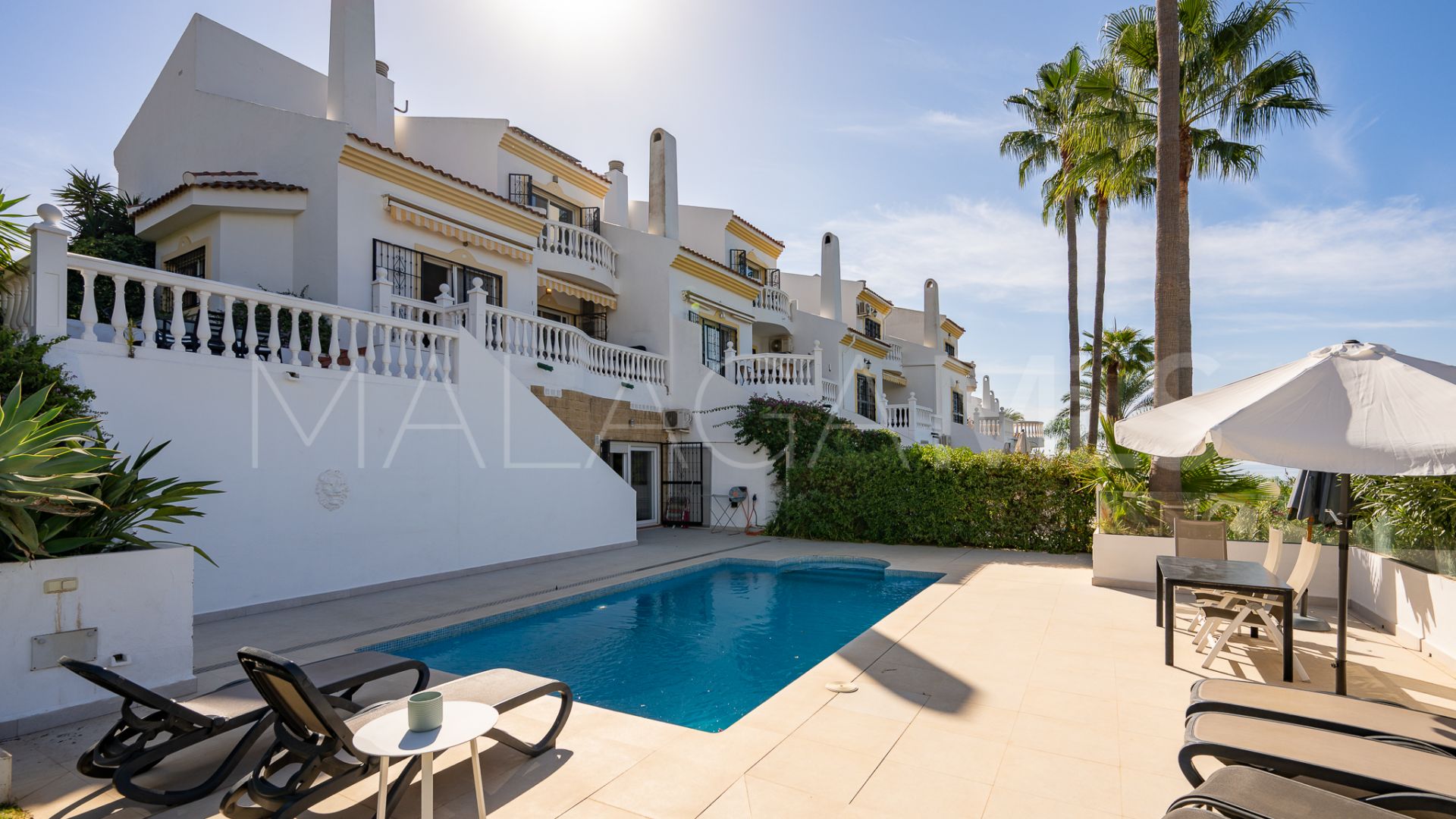 Buy town house with 4 bedrooms in Calahonda