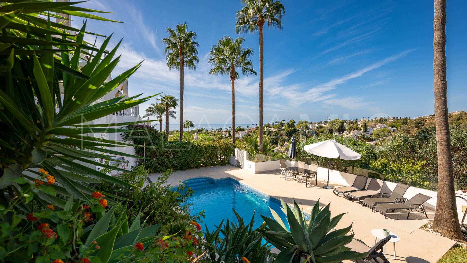 Buy town house with 4 bedrooms in Calahonda