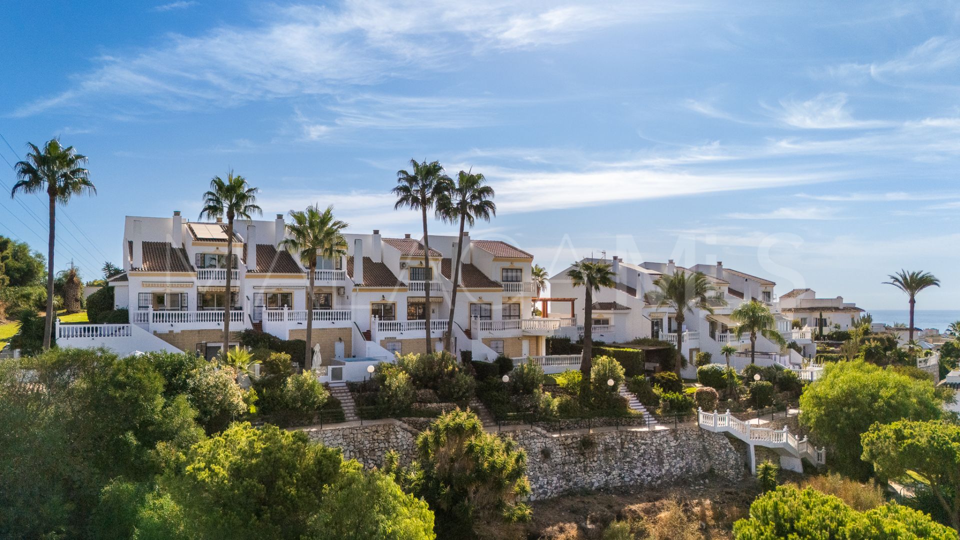 Buy town house with 4 bedrooms in Calahonda
