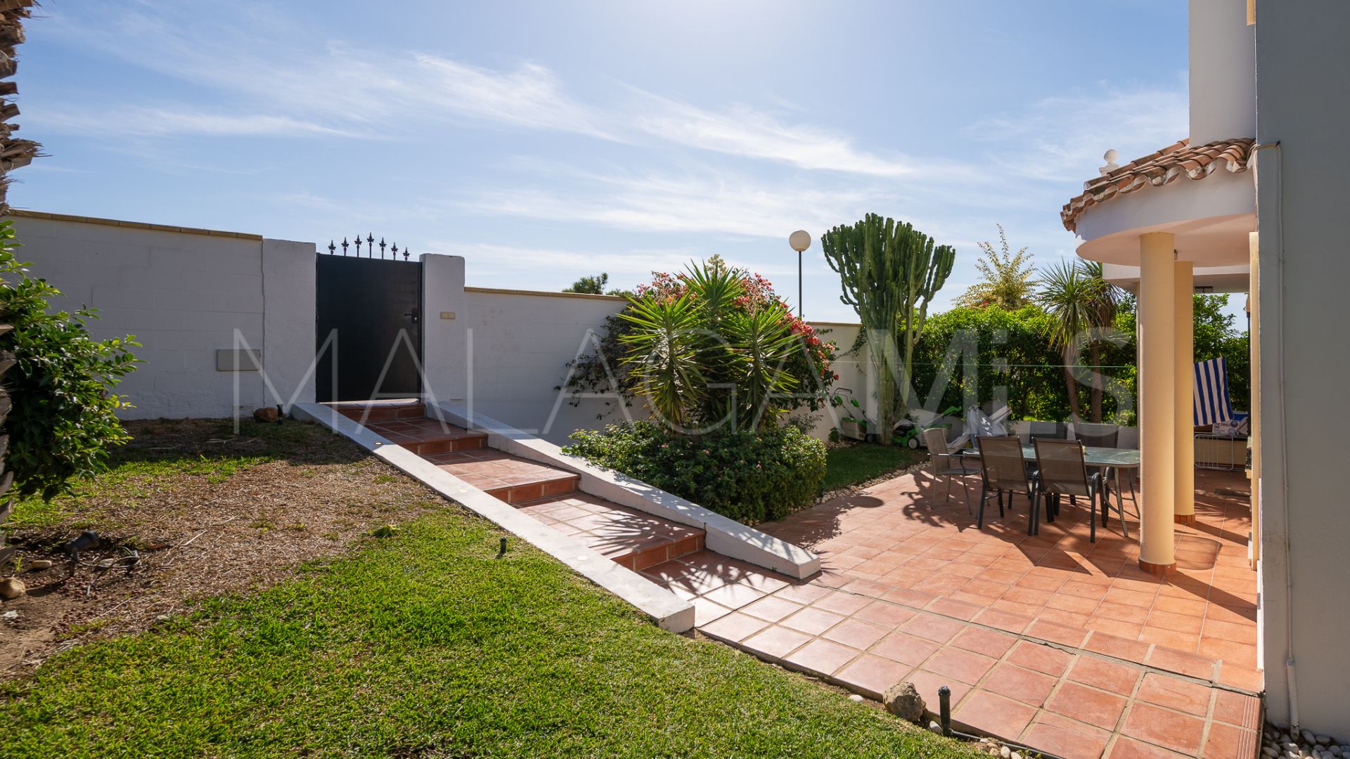 Buy town house with 4 bedrooms in Calahonda