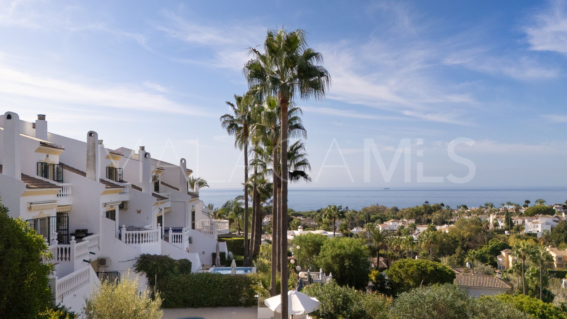 Buy town house with 4 bedrooms in Calahonda