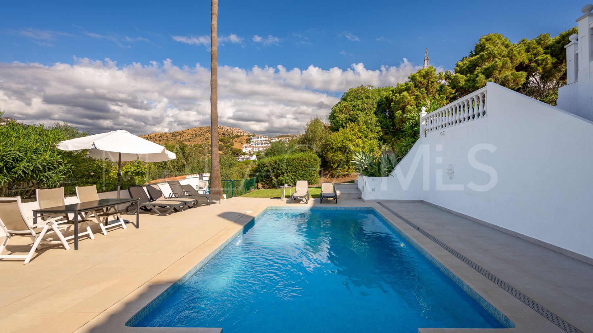 Buy town house with 4 bedrooms in Calahonda