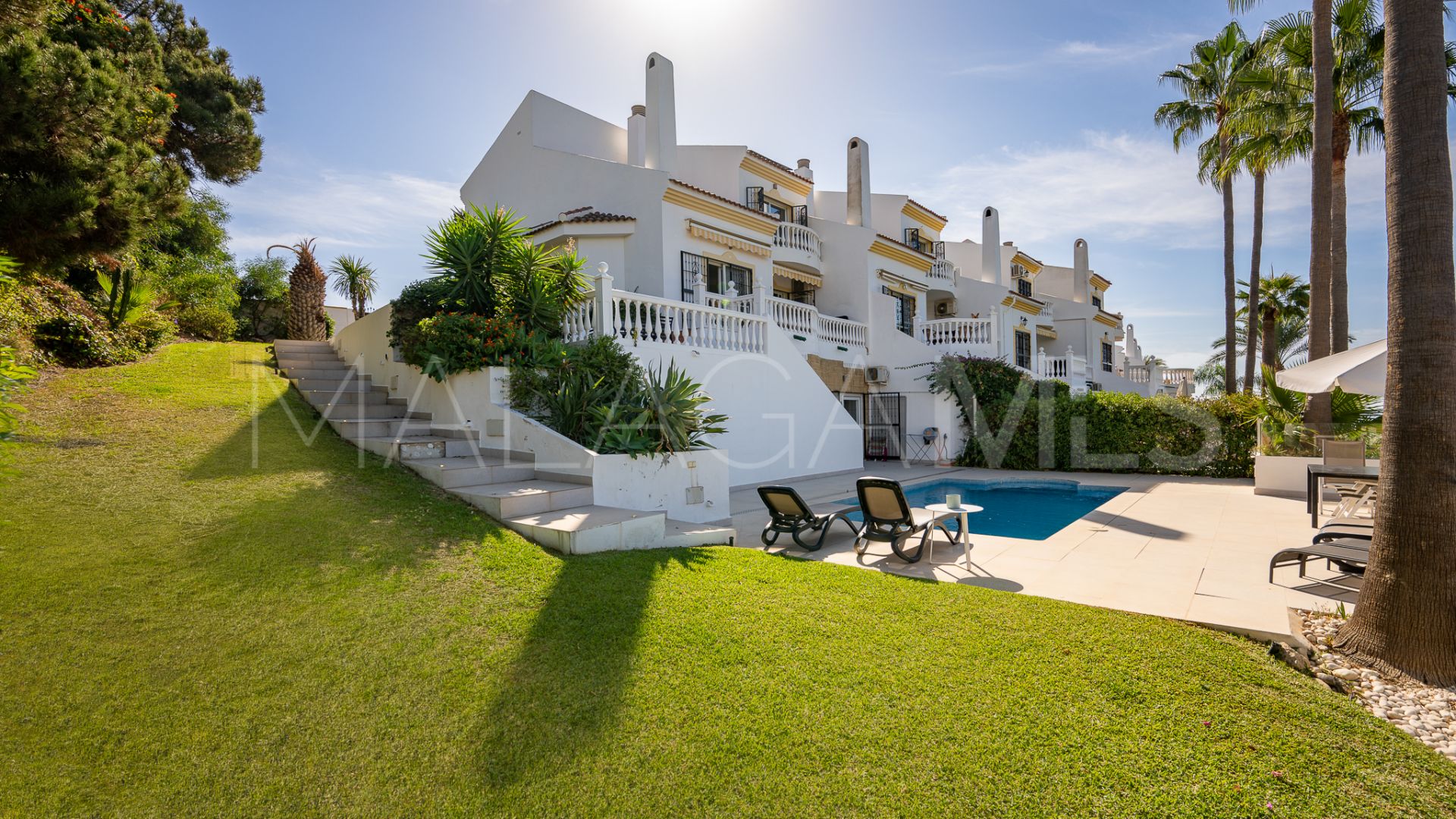 Buy town house with 4 bedrooms in Calahonda