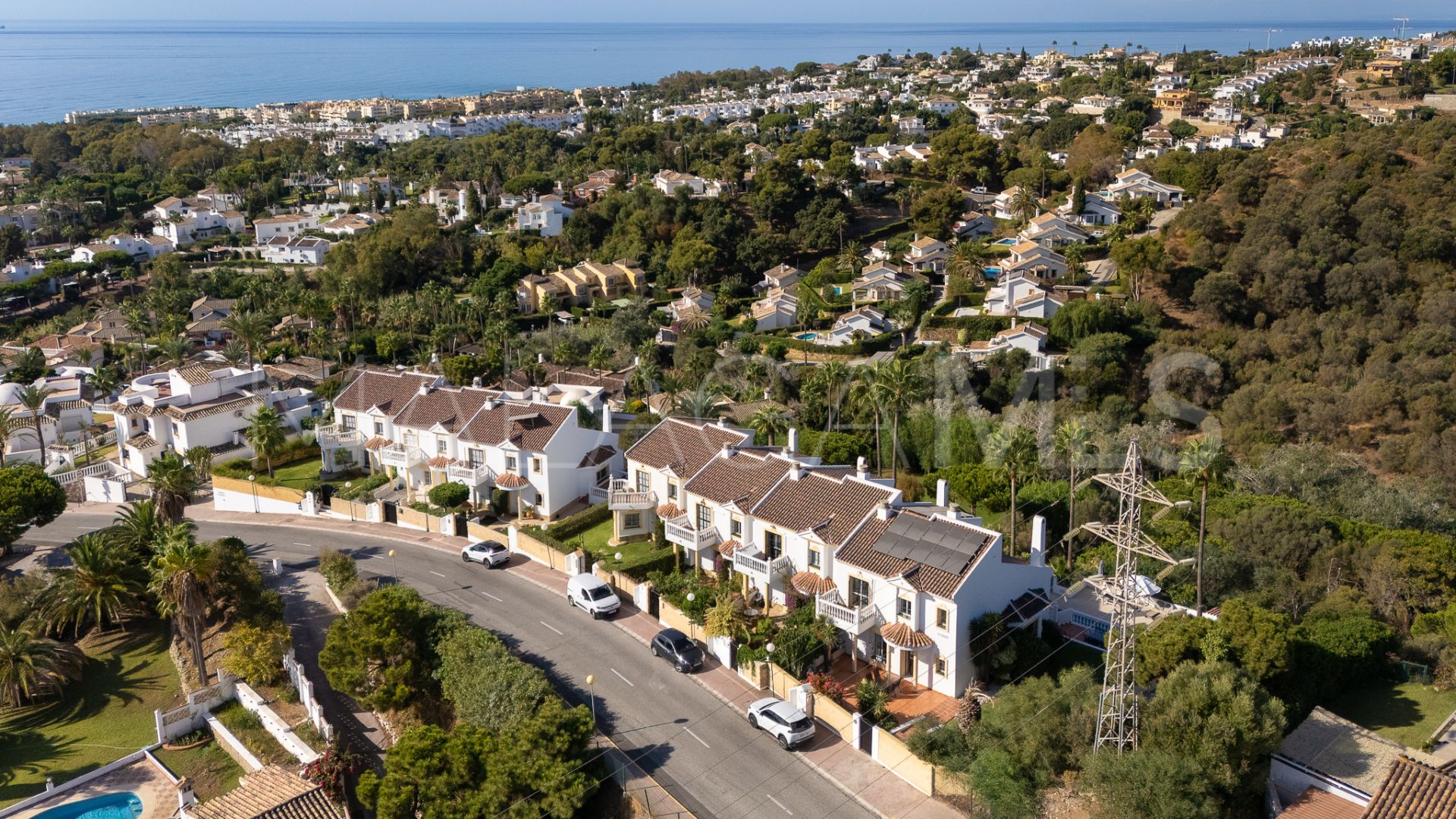 Buy town house with 4 bedrooms in Calahonda