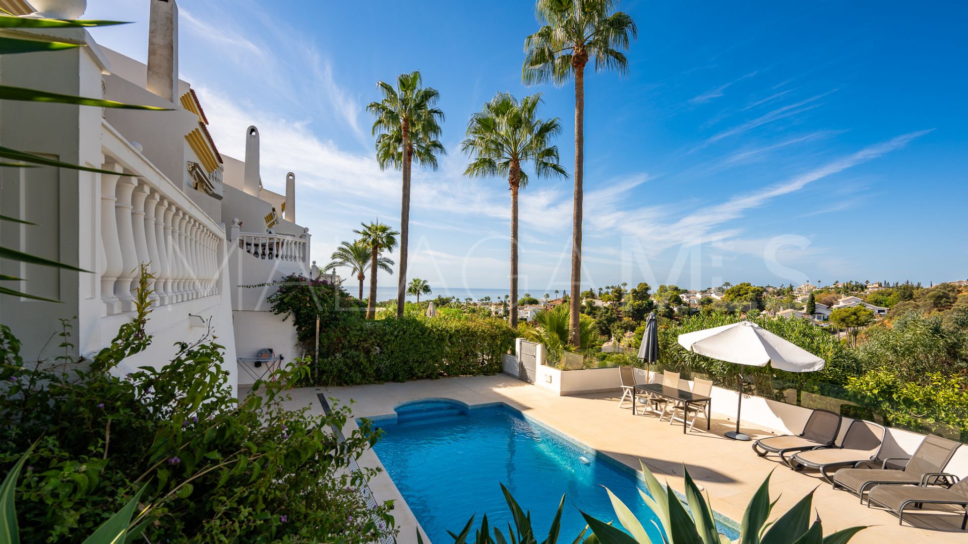 Buy town house with 4 bedrooms in Calahonda