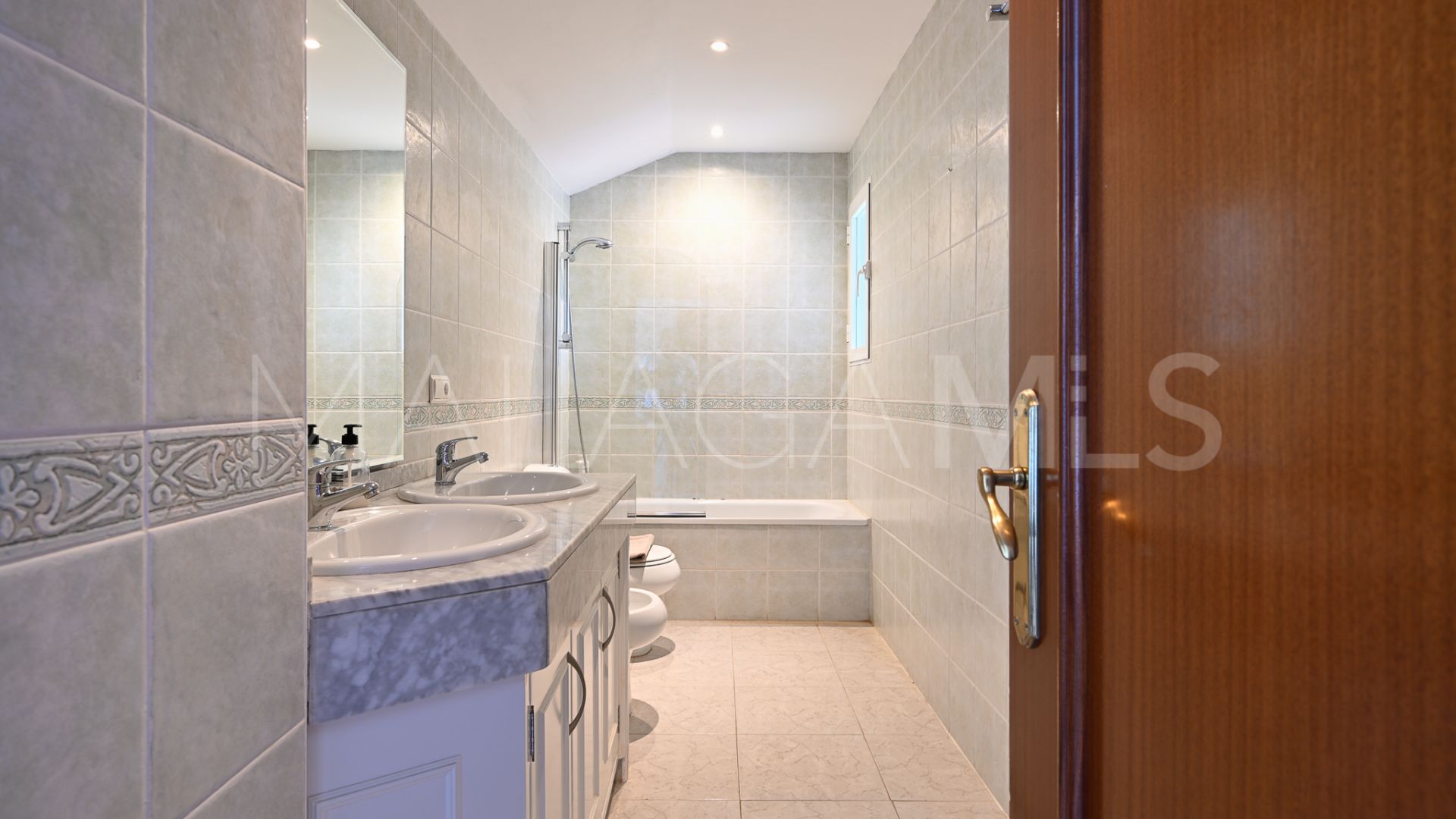 Buy town house with 4 bedrooms in Calahonda