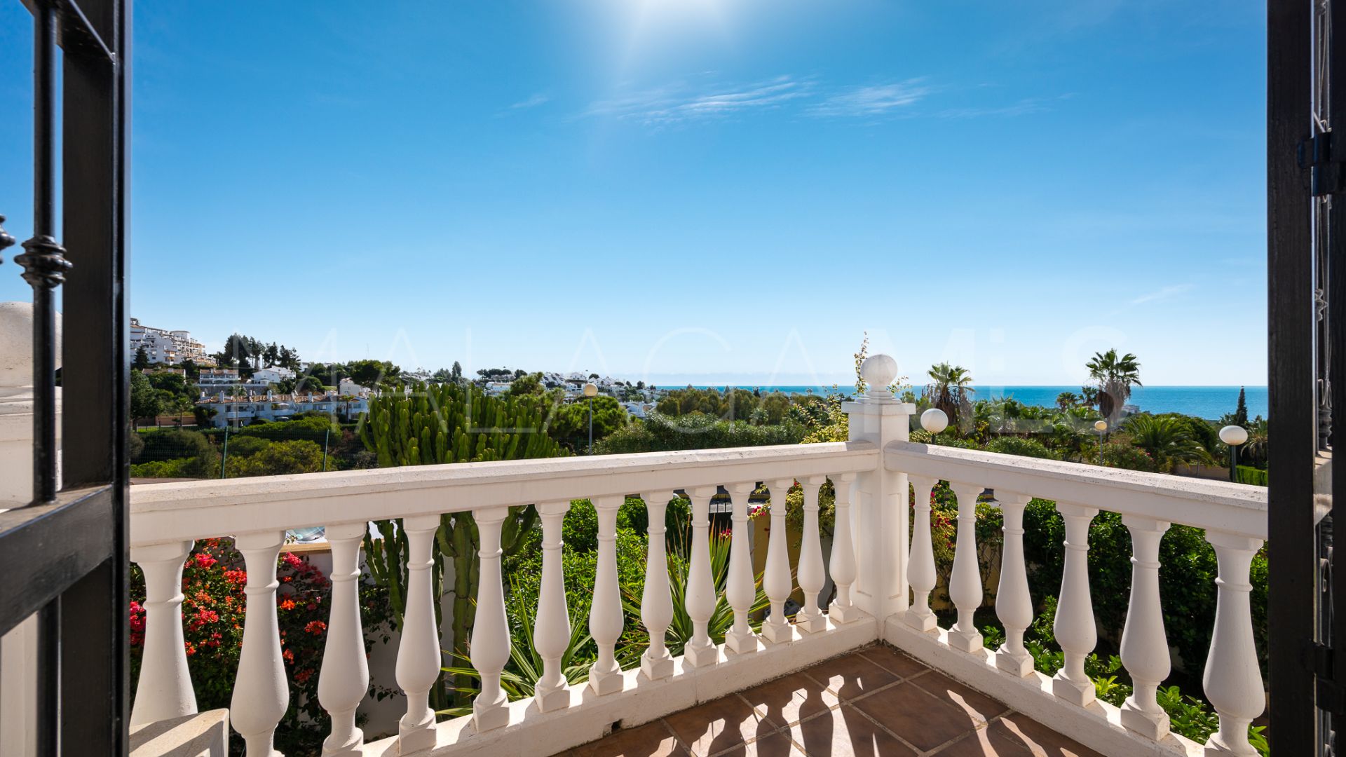 Buy town house with 4 bedrooms in Calahonda