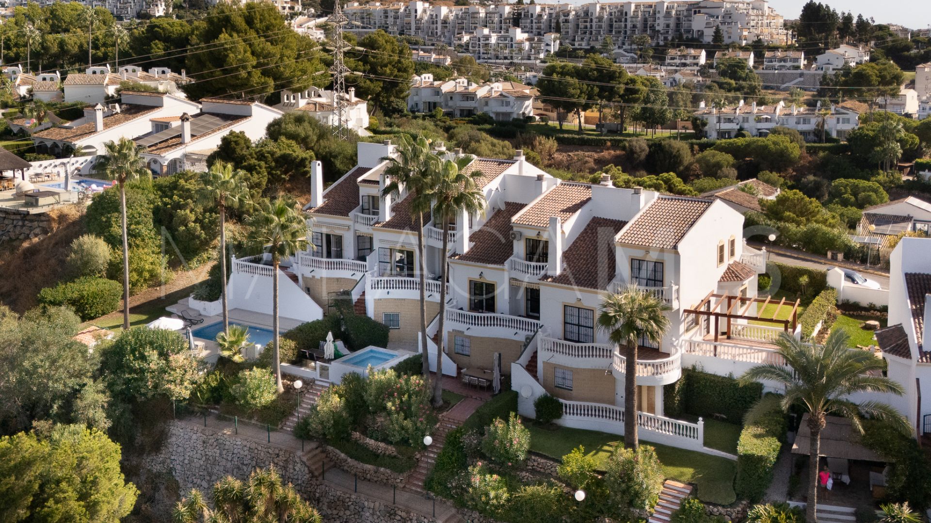 Buy town house with 4 bedrooms in Calahonda