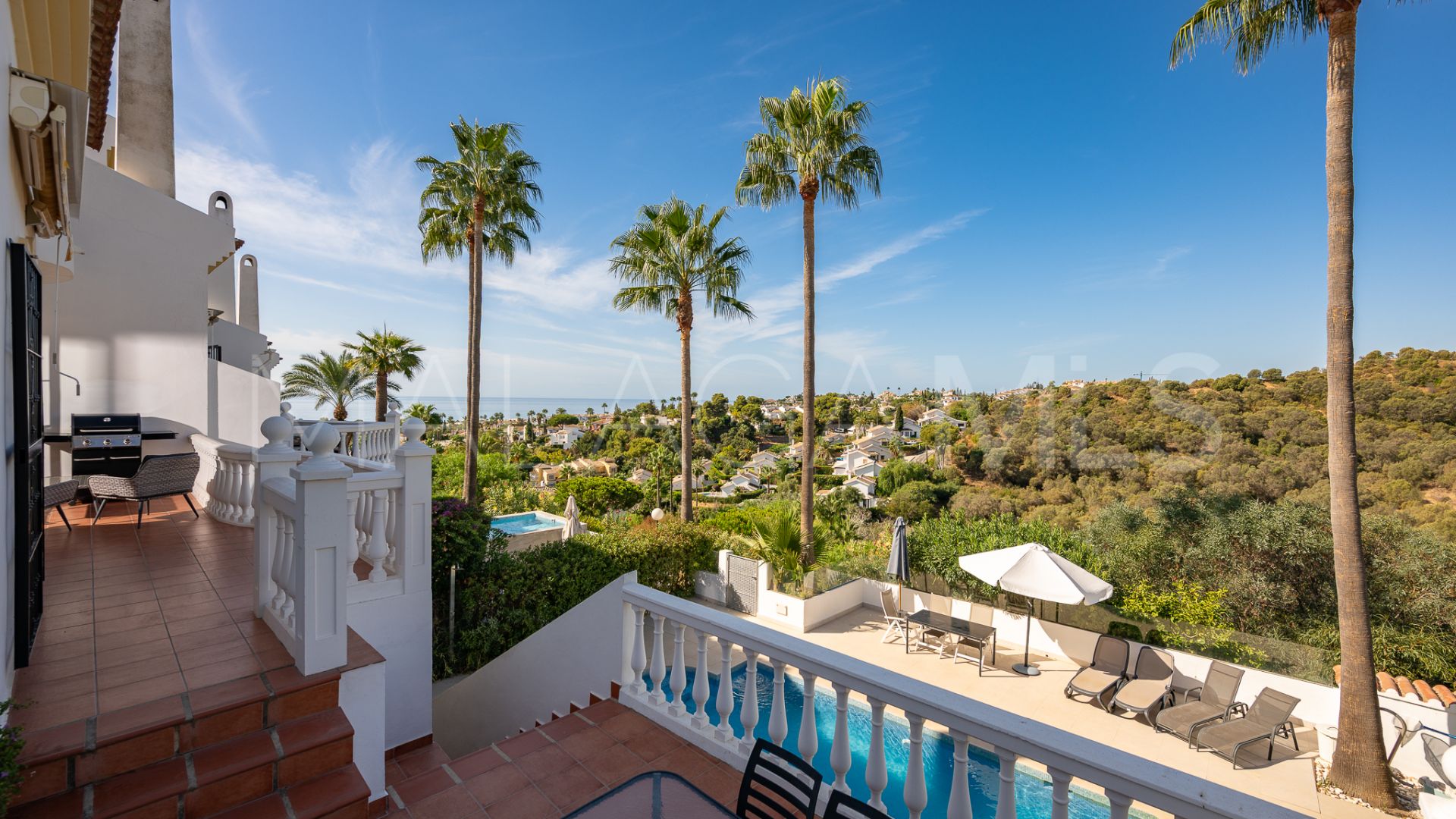 Buy town house with 4 bedrooms in Calahonda