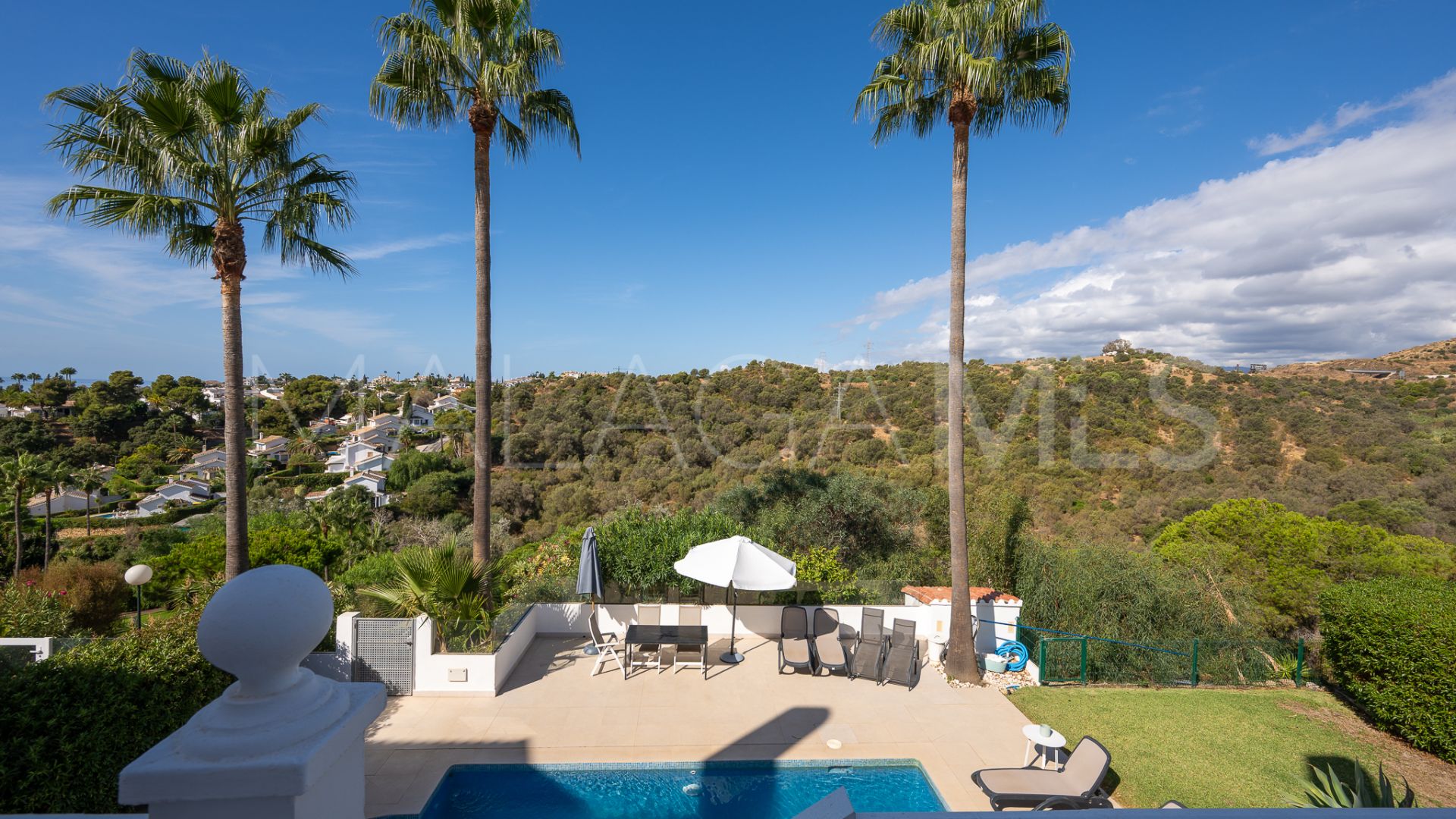 Buy town house with 4 bedrooms in Calahonda