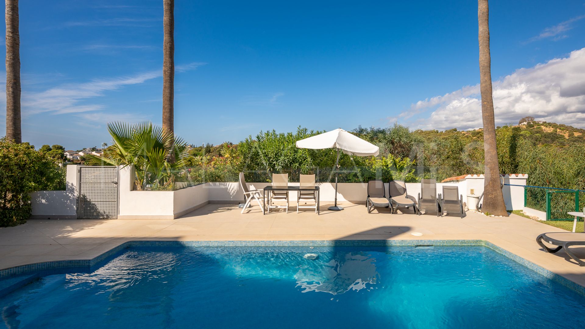 Buy town house with 4 bedrooms in Calahonda