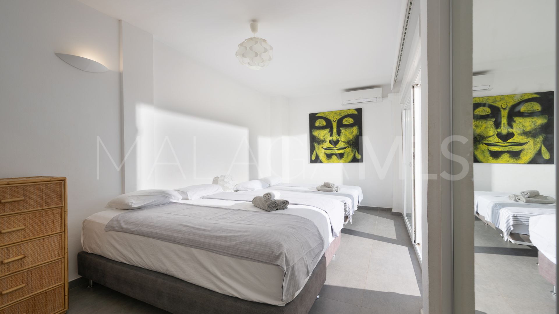 Buy town house with 4 bedrooms in Calahonda