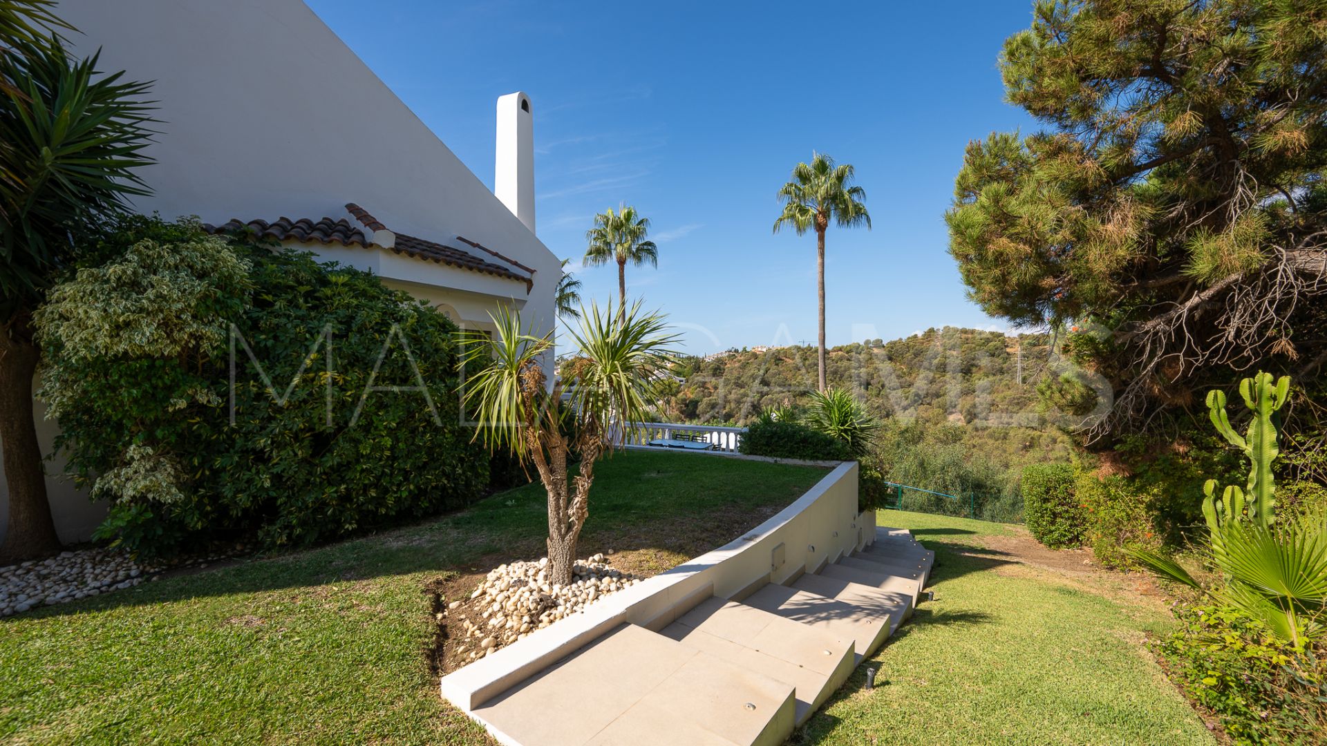Buy town house with 4 bedrooms in Calahonda