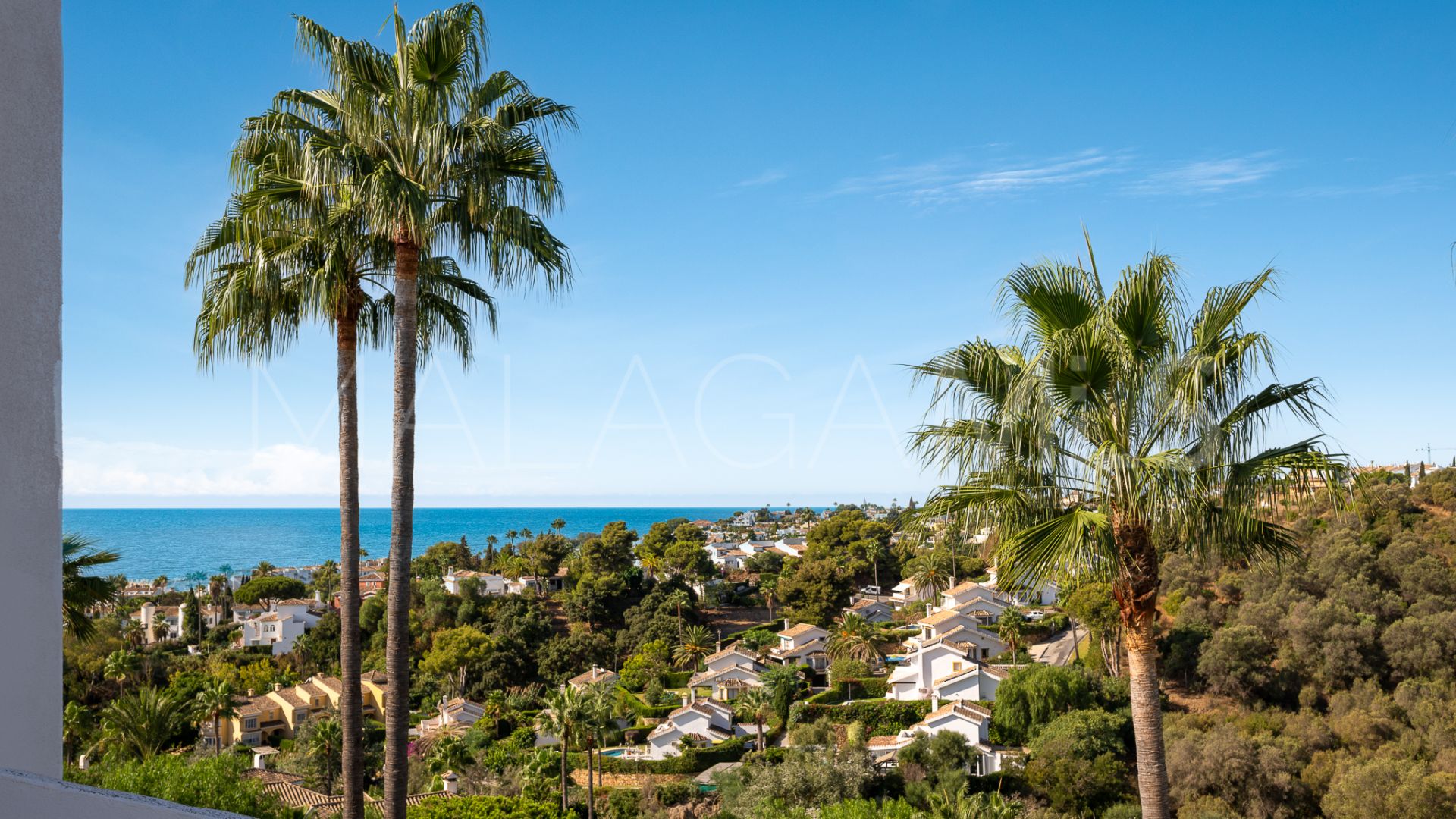 Buy town house with 4 bedrooms in Calahonda