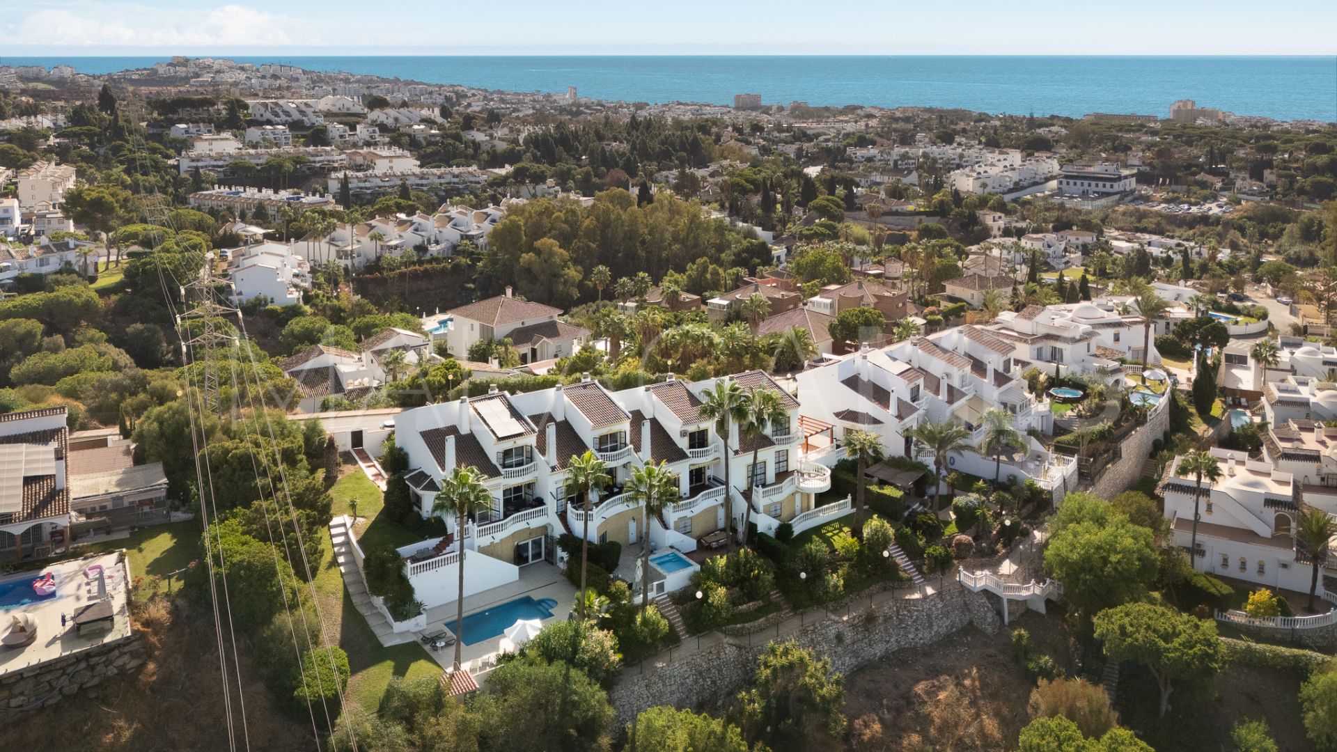Buy town house with 4 bedrooms in Calahonda