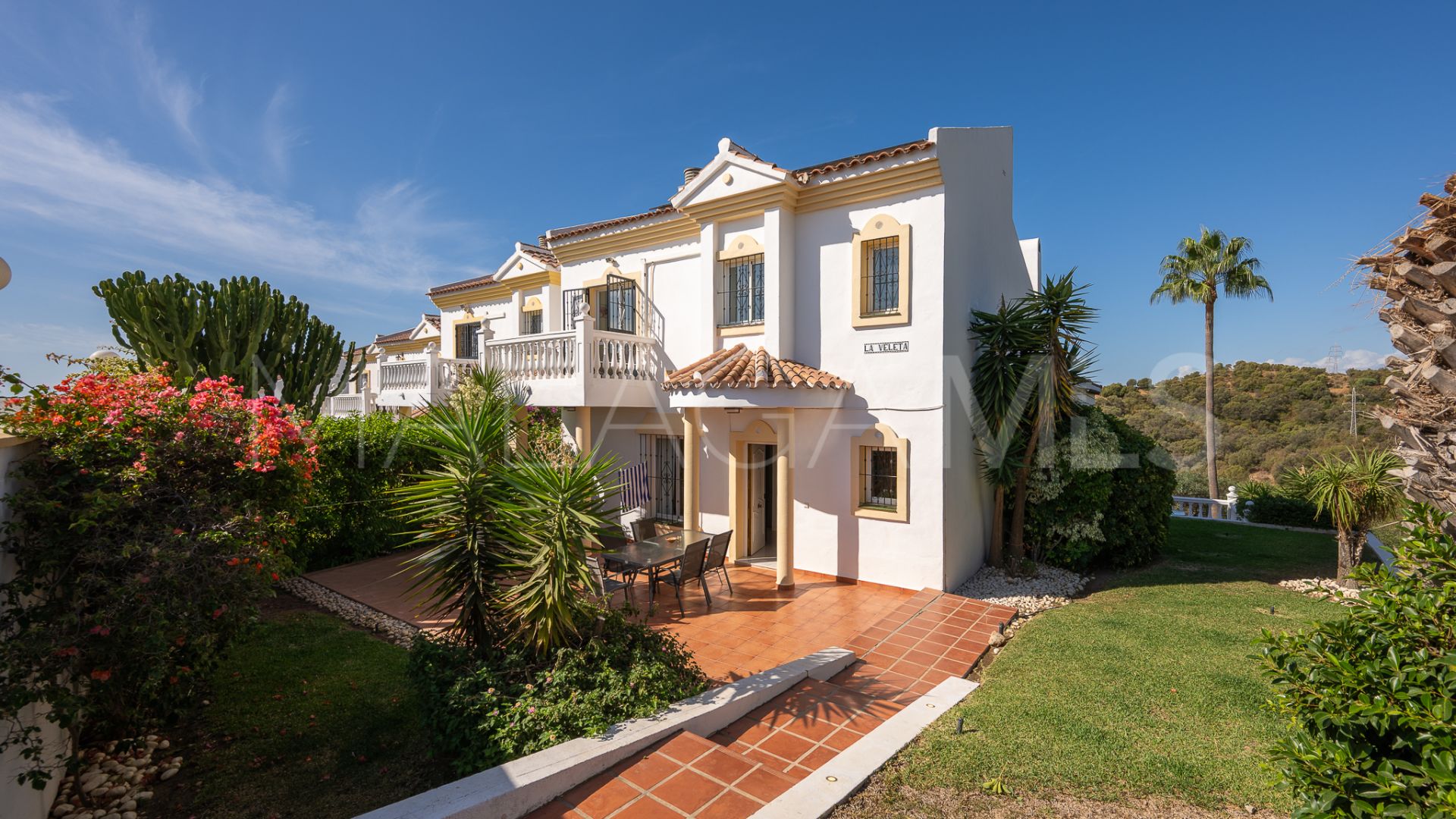 Buy town house with 4 bedrooms in Calahonda