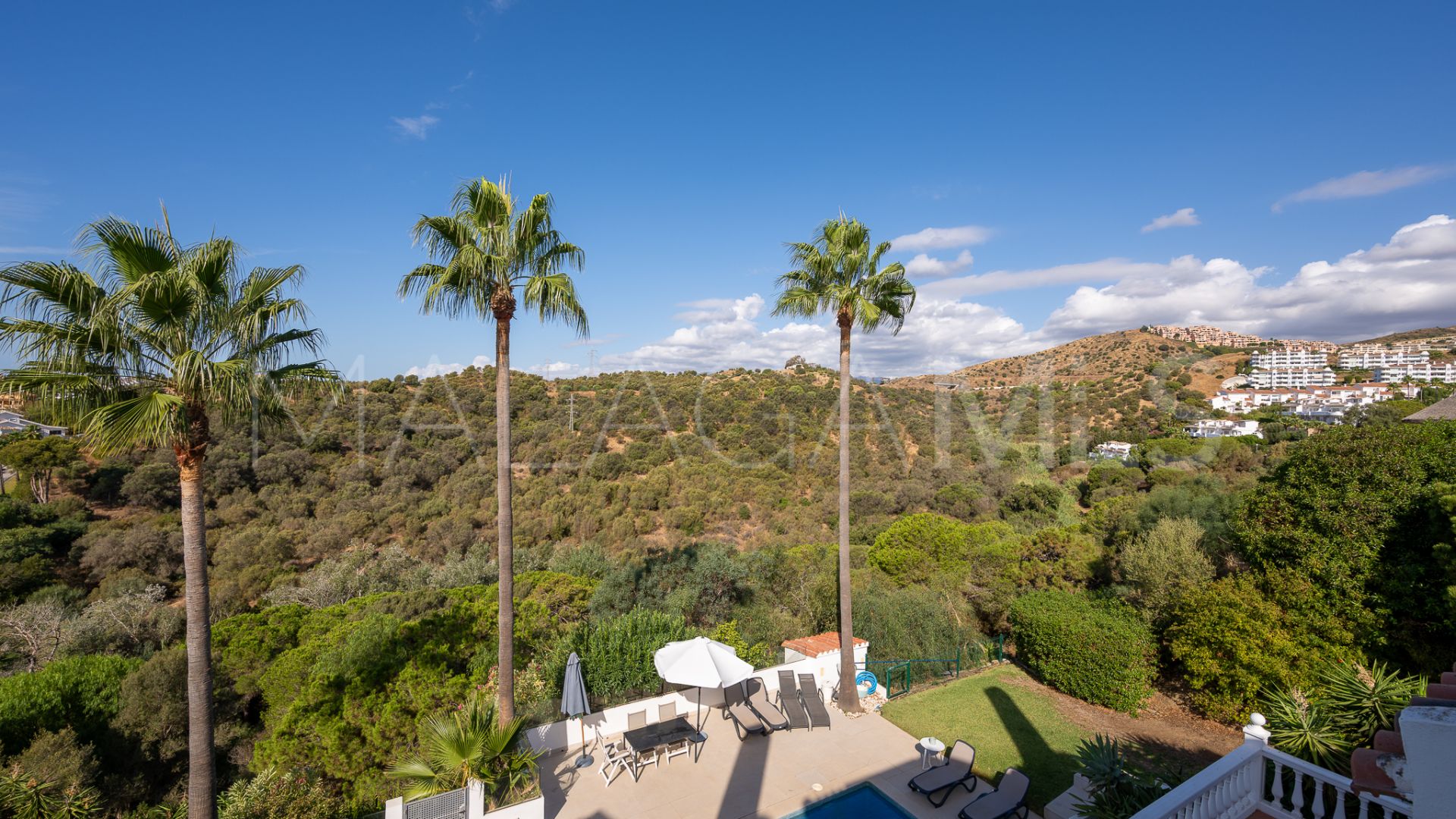 Buy town house with 4 bedrooms in Calahonda