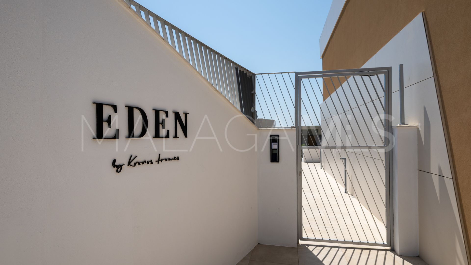 For sale town house in El Chaparral with 3 bedrooms