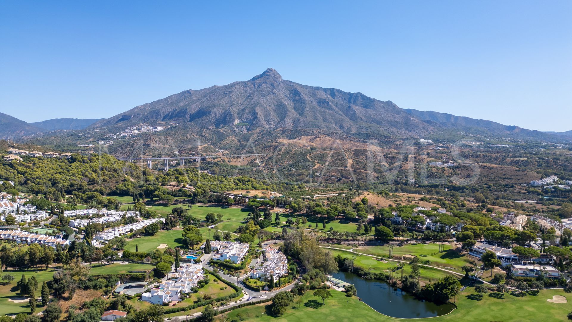 Zweistöckiges penthouse for sale in Nueva Andalucia