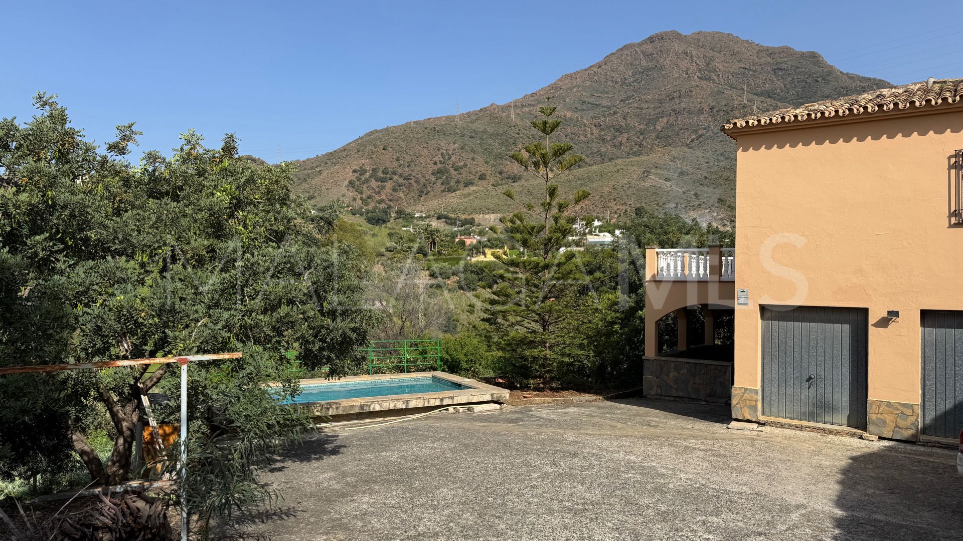 Finca for sale in Altos de Estepona
