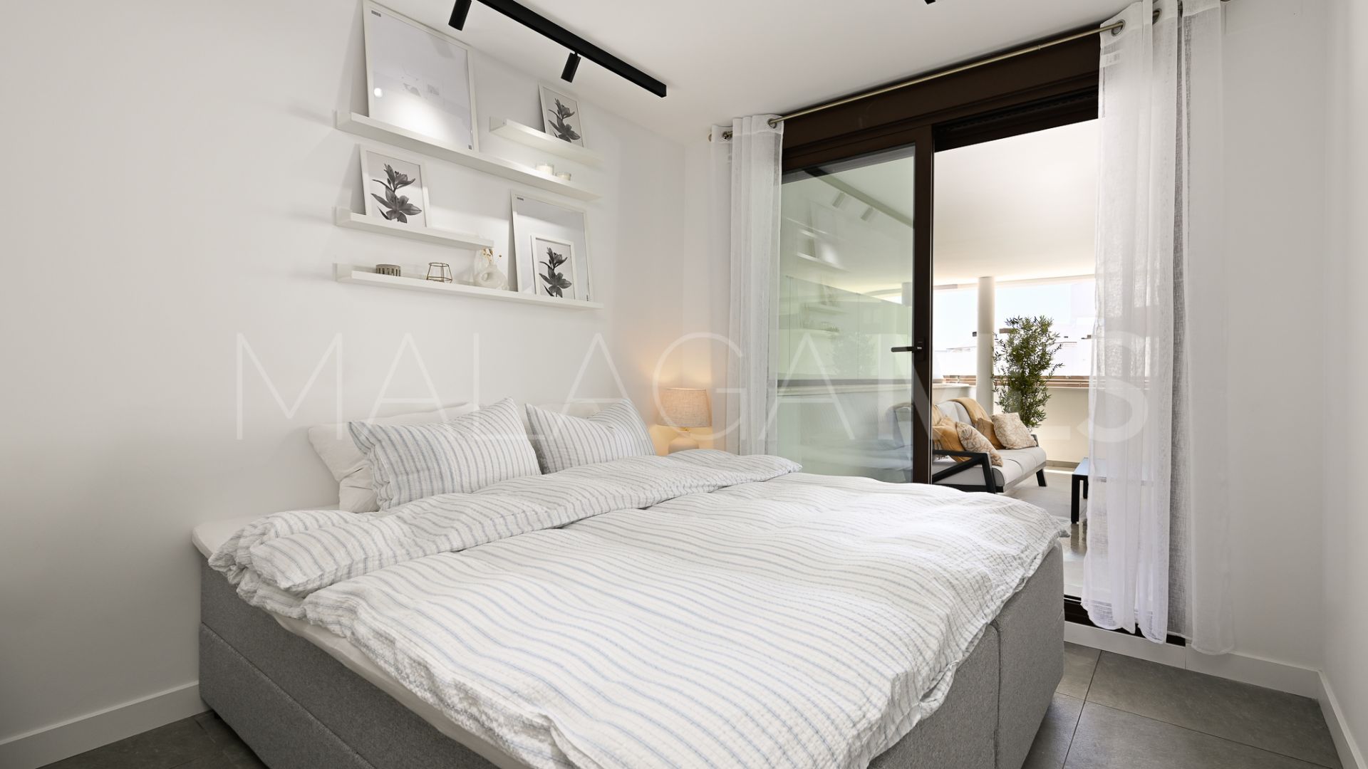 For sale Estepona Town apartment with 3 bedrooms
