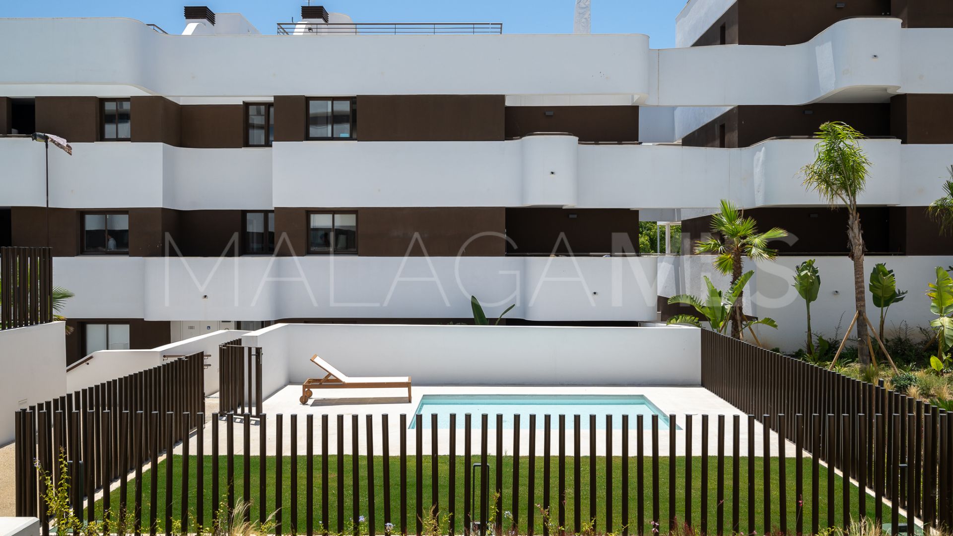 For sale Estepona Town apartment with 3 bedrooms