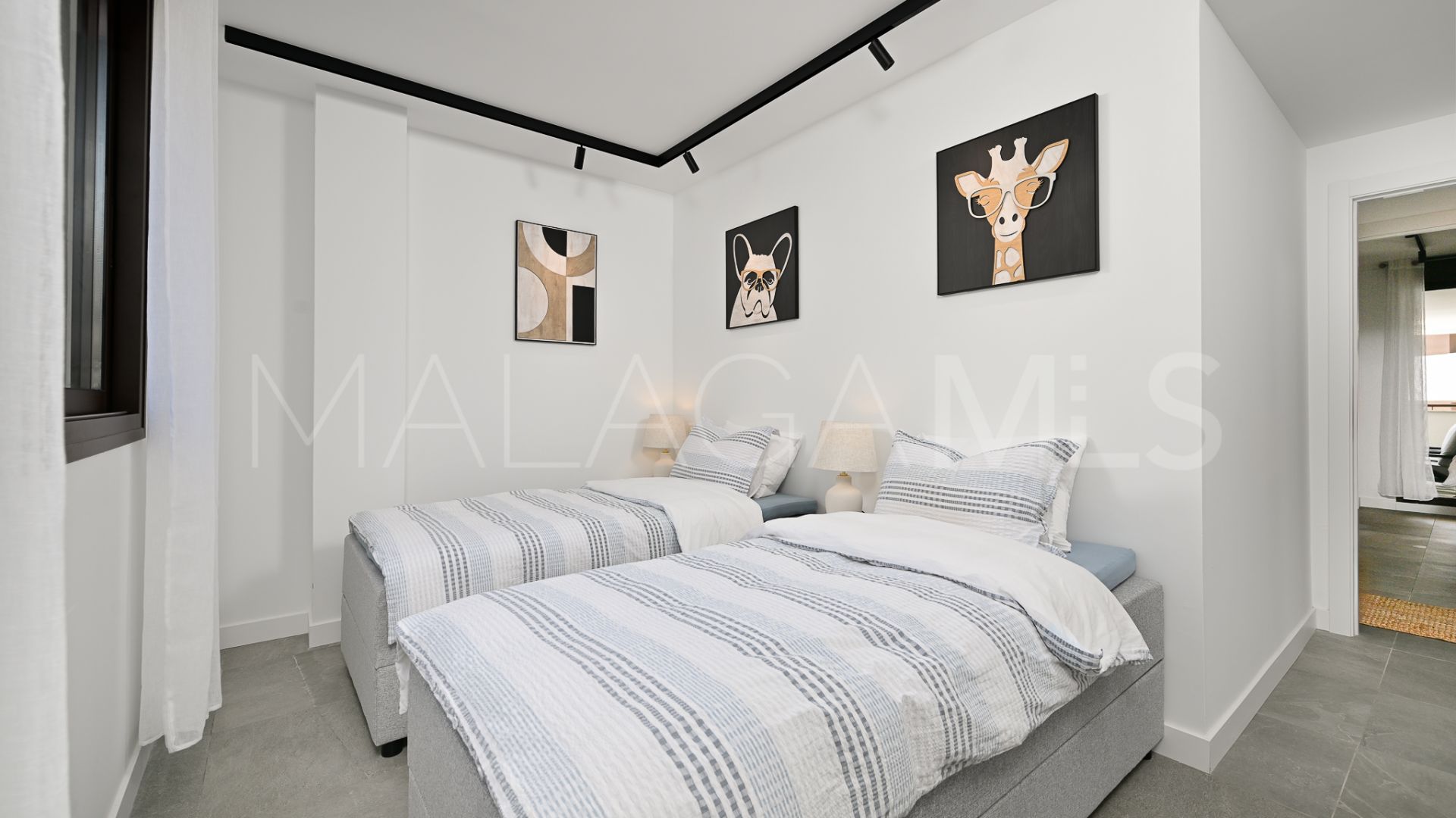For sale Estepona Town apartment with 3 bedrooms