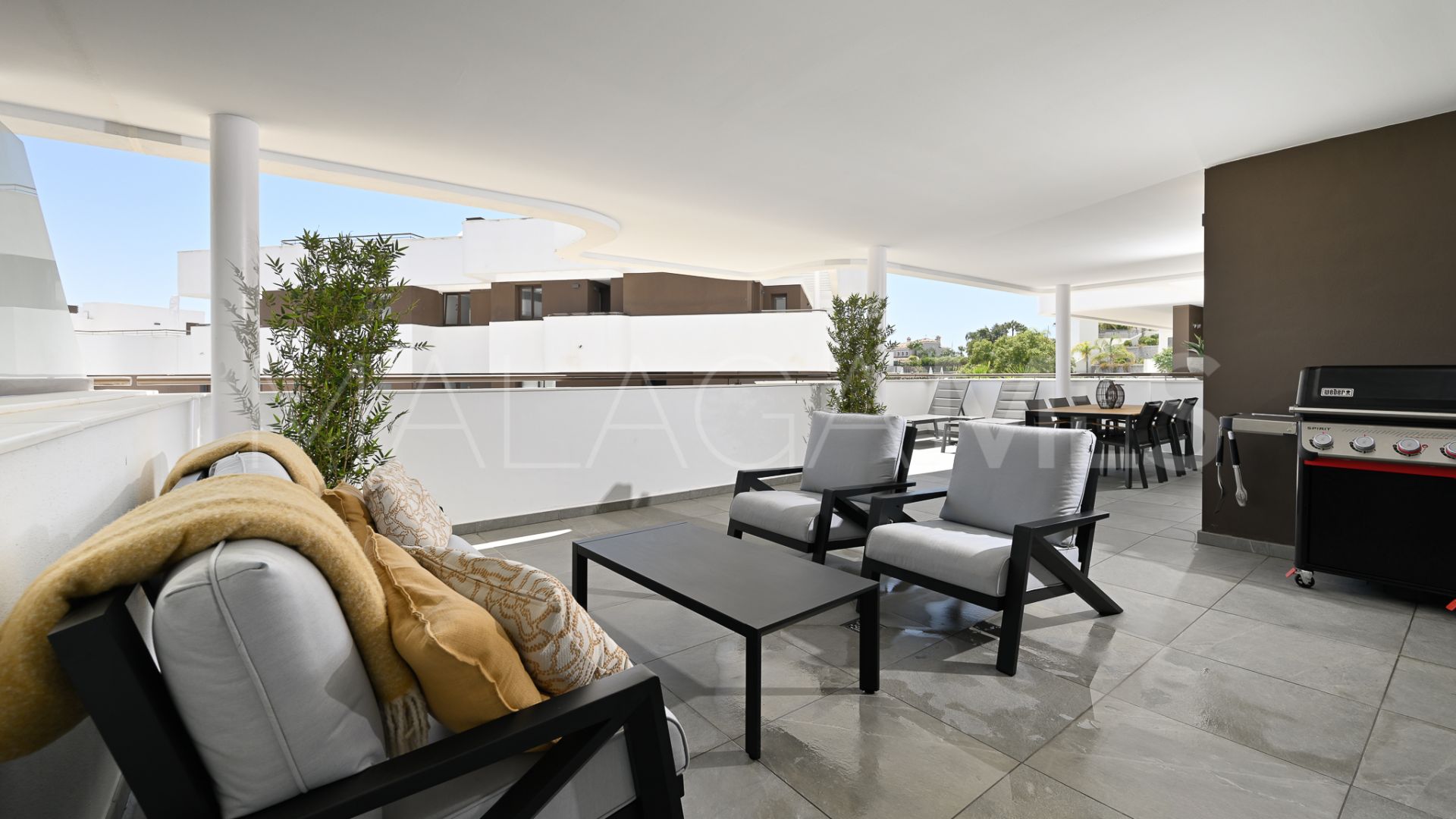For sale Estepona Town apartment with 3 bedrooms