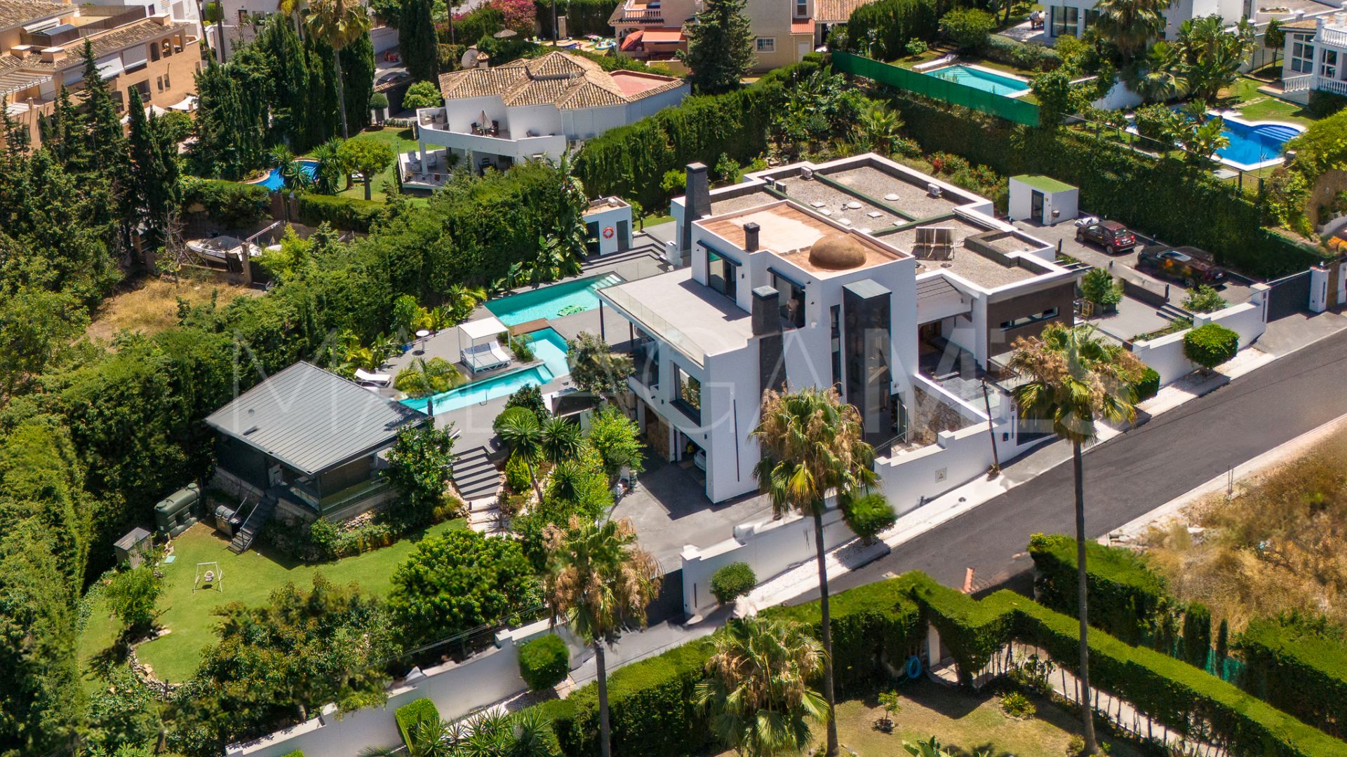 Villa for sale in Nueva Andalucia