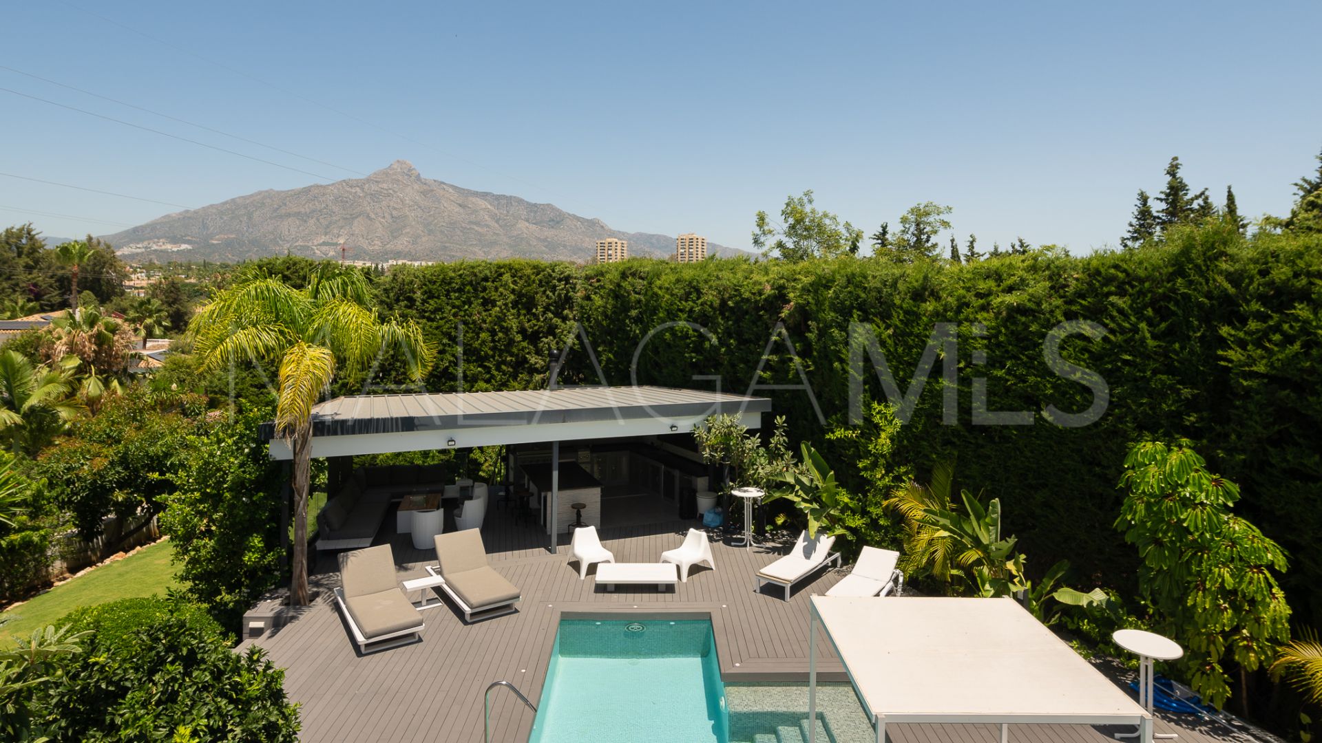 Villa for sale in Nueva Andalucia