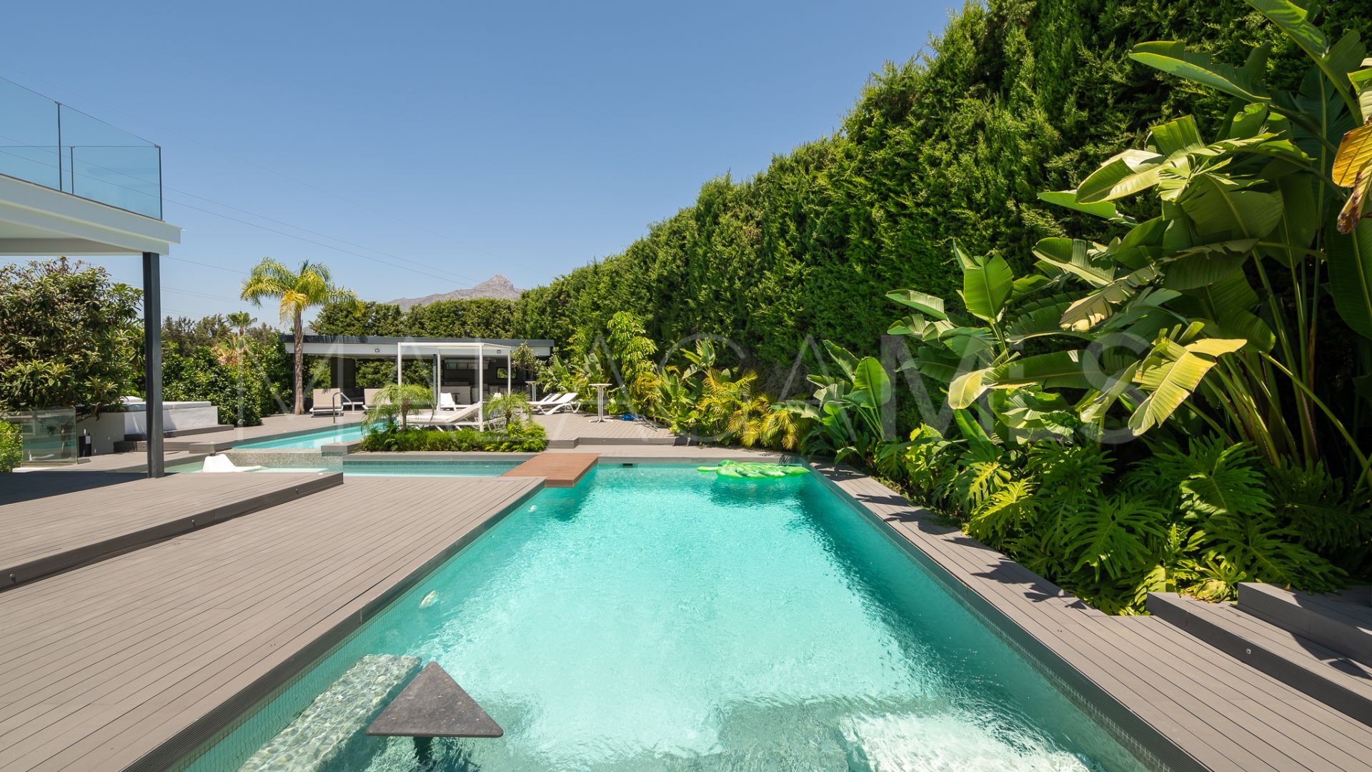 Villa for sale in Nueva Andalucia
