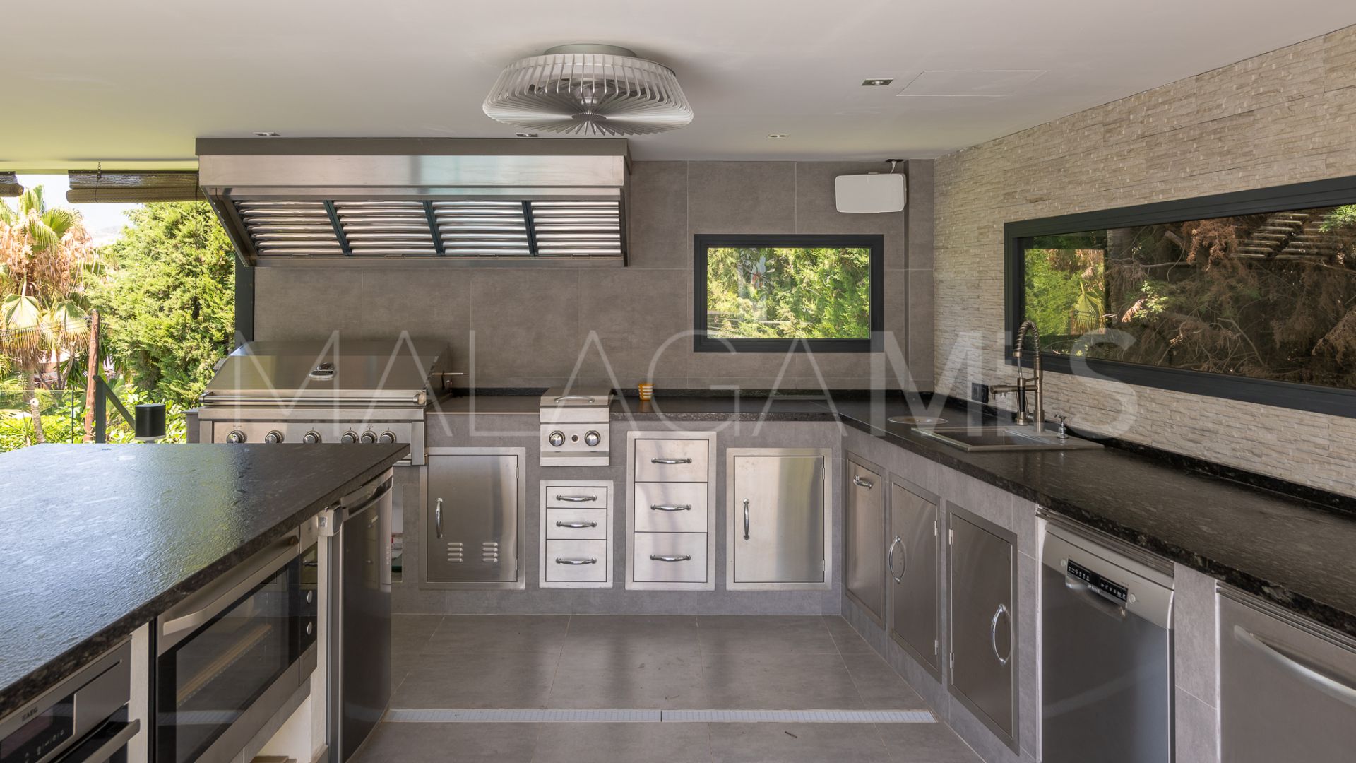 Villa for sale in Nueva Andalucia