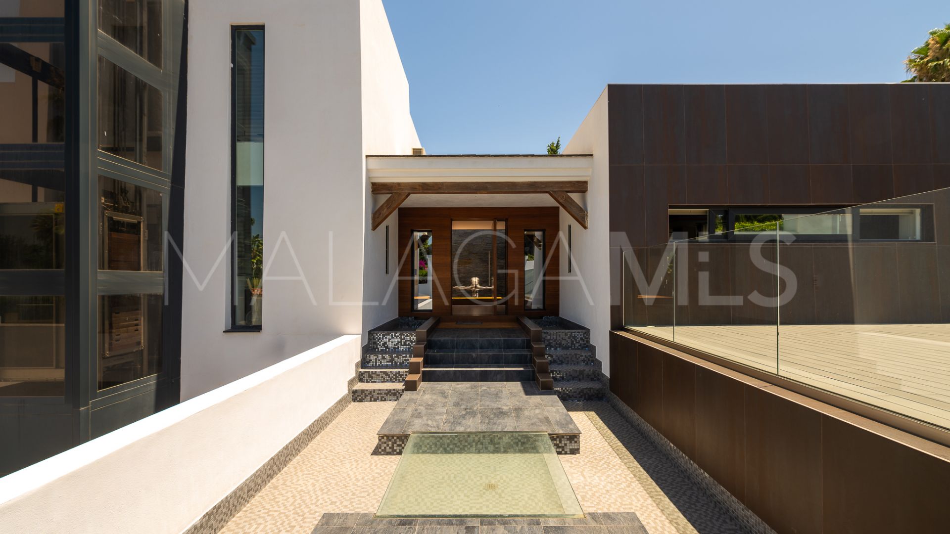 Villa for sale in Nueva Andalucia